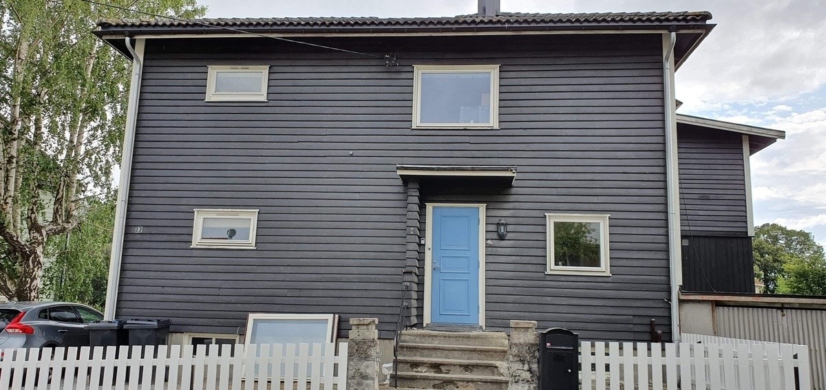 Hovedinngangen deles med leilighet i 1.etg Galleribilde