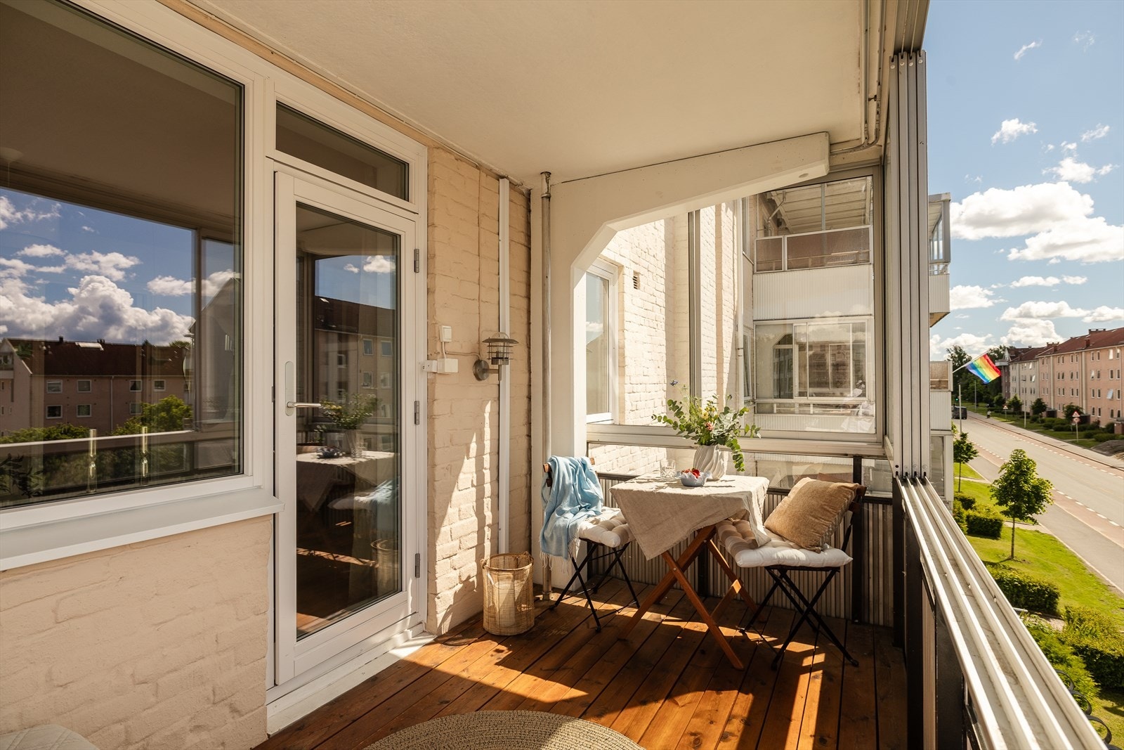 Glasset på balkongen kan trekkes til side, slik at du får åpnet opp. Galleribilde