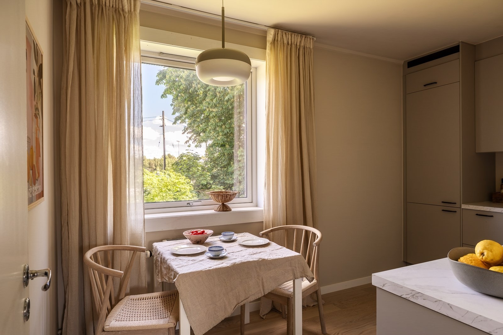Rommet gir plass til et mindre spisebord - perfekt for en kjapp frokost. Galleribilde