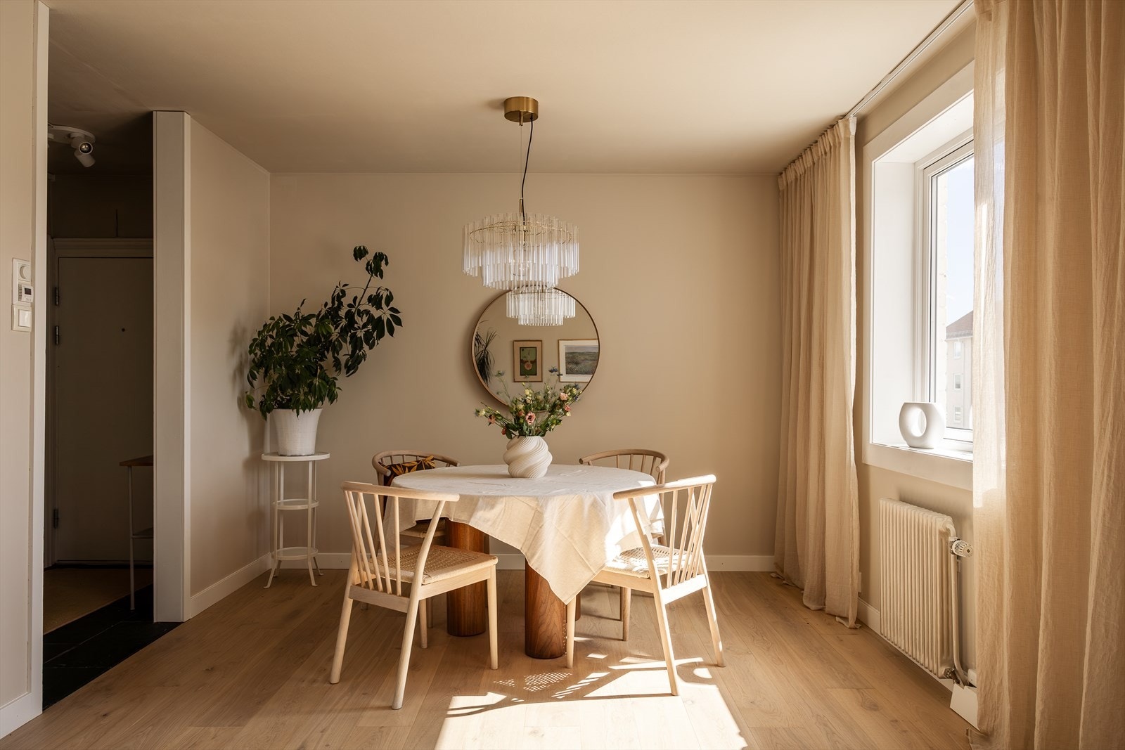 Spisestuen finner sin naturlige plass i hjørnet. Galleribilde