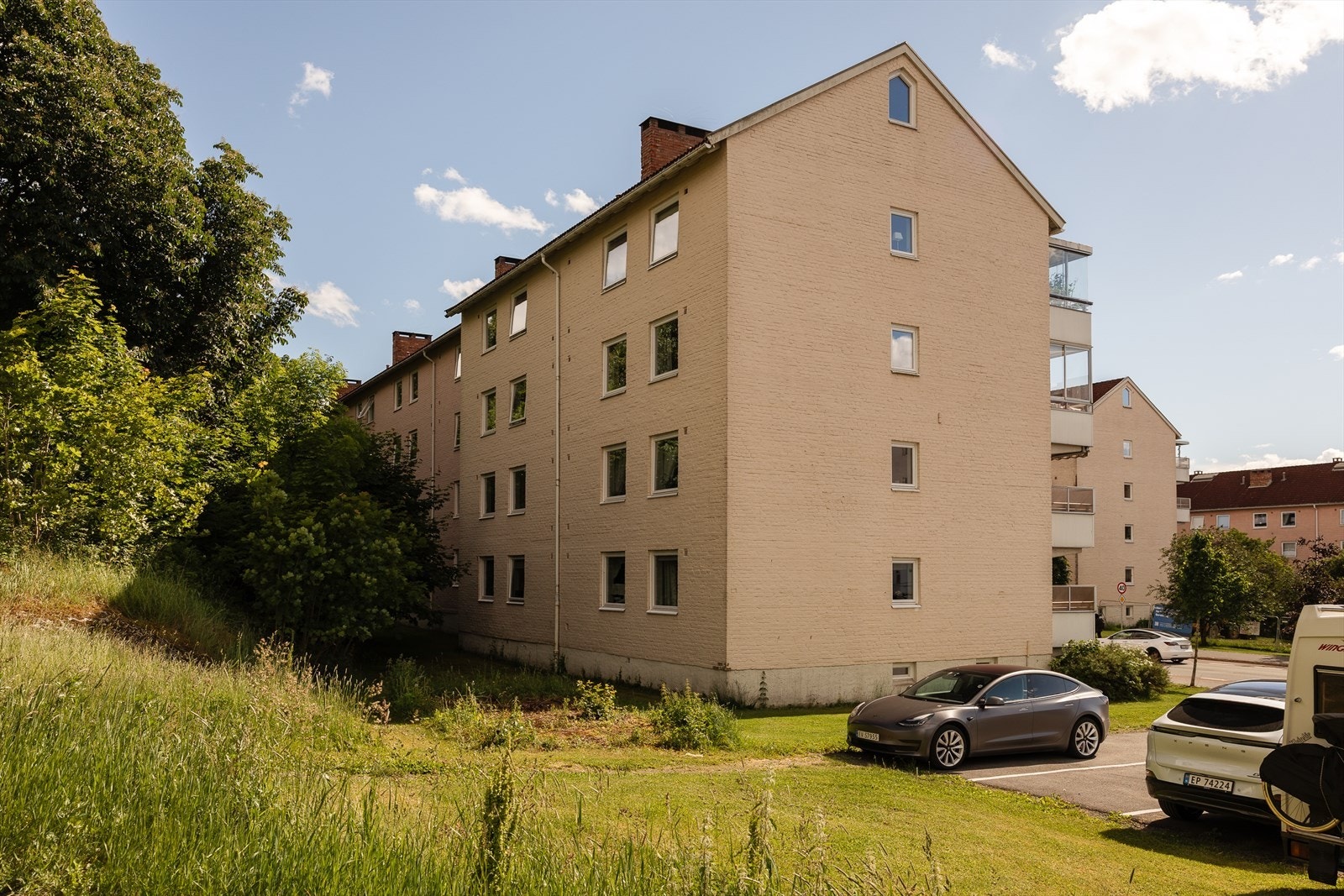 Her bor du med nærhet til alt du trenger i hverdagen, samtidig som området byr på grønne omgivelser, gode kollektivforbindelser og et bredt utvalg av servicetilbud. Galleribilde