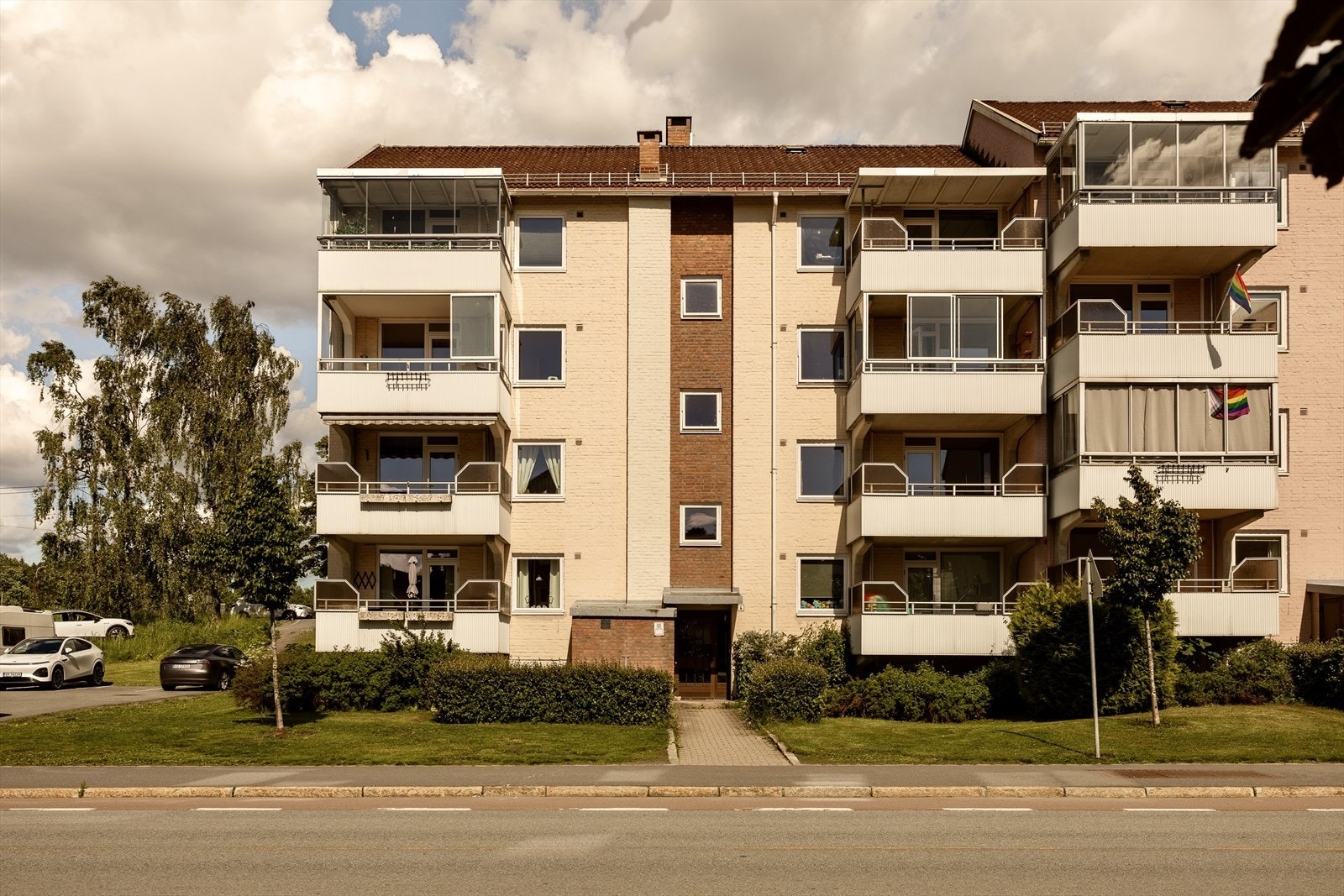 Langbølgen 4 har en svært attraktiv beliggenhet i et rolig og etablert boligområde på Lambertseter - et av de mest populære boområdene i Oslo for både familier, unge og eldre. Galleribilde