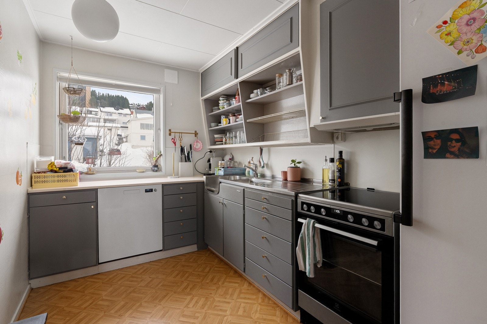 Gode arbeidsforhold for kokken og fin utsikt fra vindu.