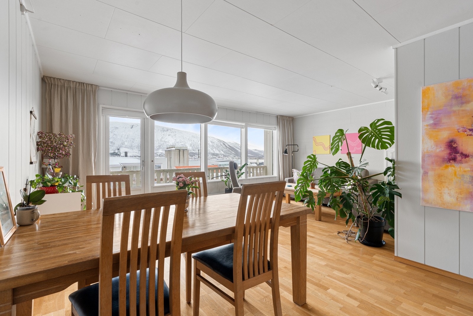 Trivelig spisestue i forlengelse av kjøkkenet inviterer til hyggelige og sosiale stunder.