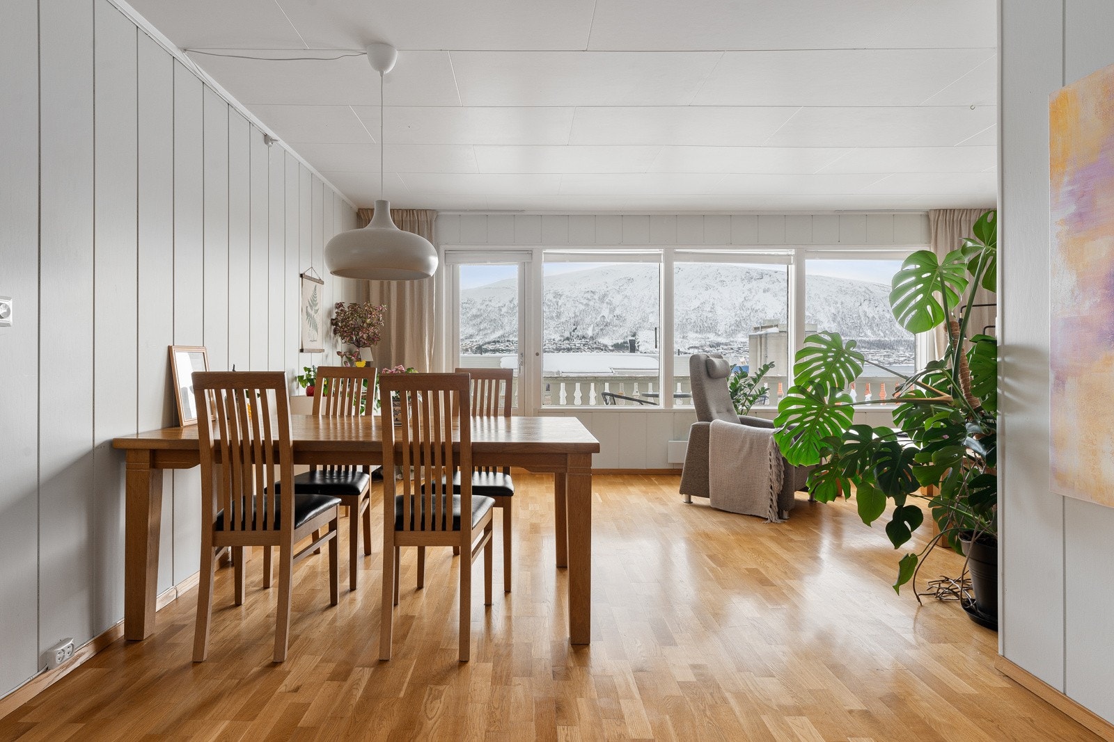 Spisestuen har sin naturlige plass midt i rommet, mellom stue og kjøkken, og nyter en flott utsikt.