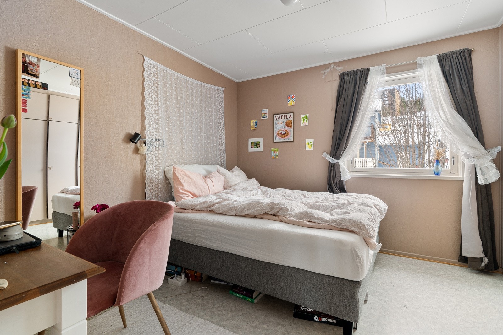 Romslig soverom med god plass til stor seng og hjemmekontor.