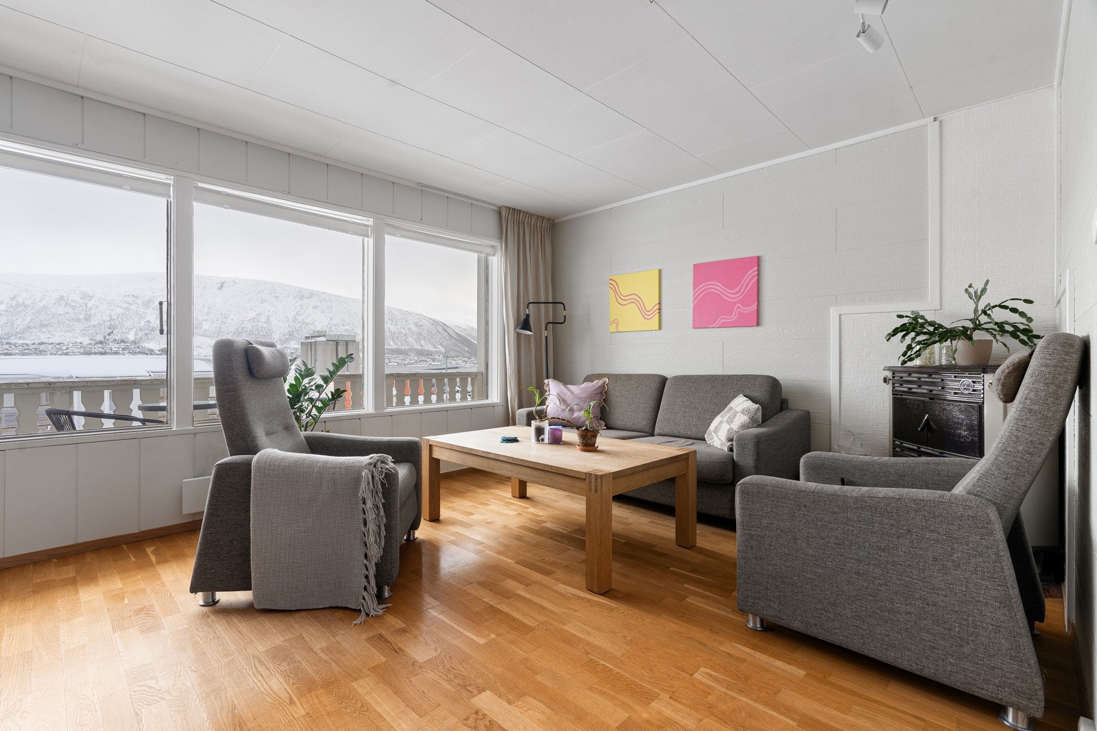 Boligen har 2 stuer, hvorav denne stuen ligger i front med nydelig utsikt.