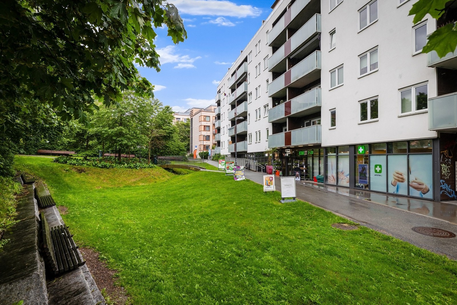 Leiligheten ligger i Carl Berner-passasjen og her finner du blant annet Kiwi, apotek, sushi-restaurant, vinmonopol, hudpleiesalong og blomsterbutikk i 1. etasje Galleribilde