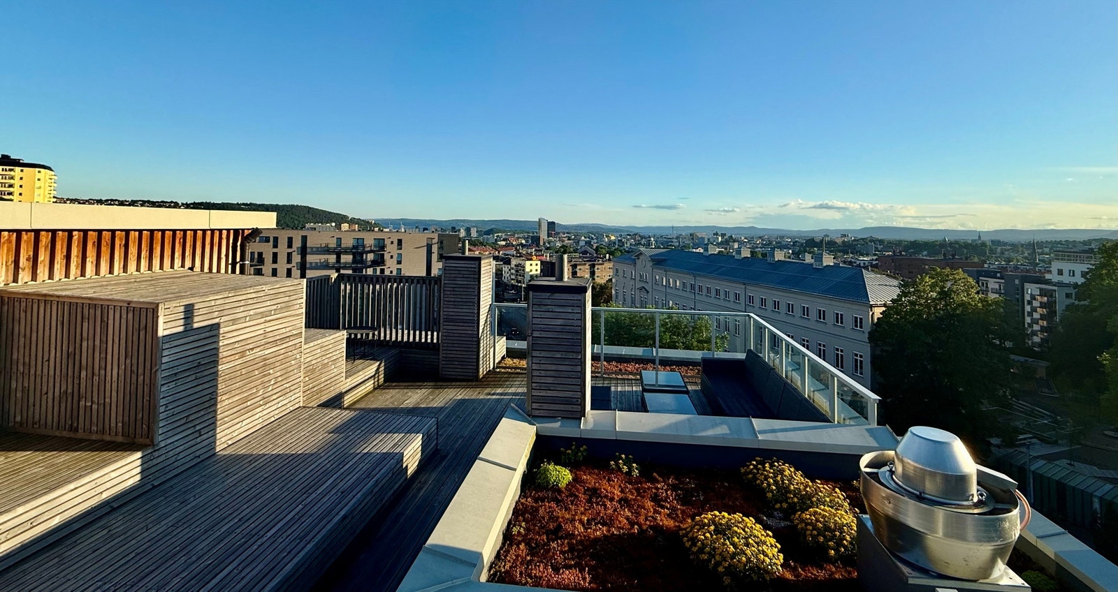 Her har du panoramautsikt over Oslo by og sol hele dagen Galleribilde