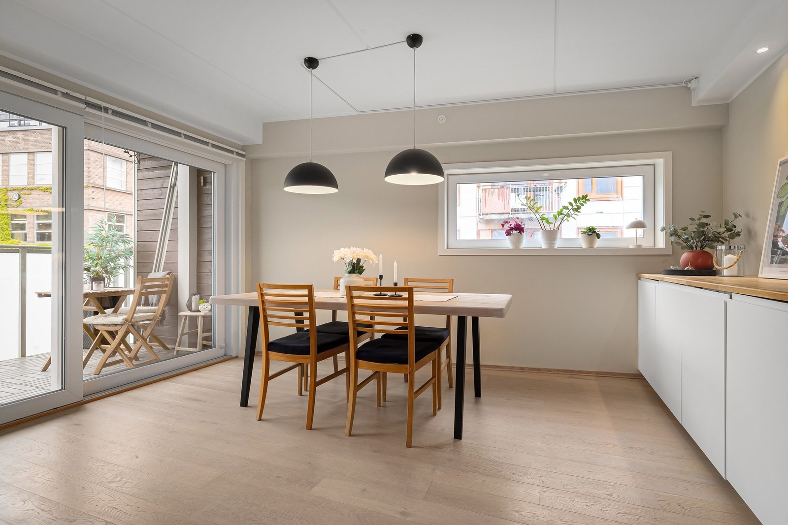 Her kan du dekke langbord! Benkenisje med heltre benkeplate ble satt opp ved spiseplassen i 2025 og gir ekstra med skap- og benkeplass. Her er det plassert et fryseskap Galleribilde