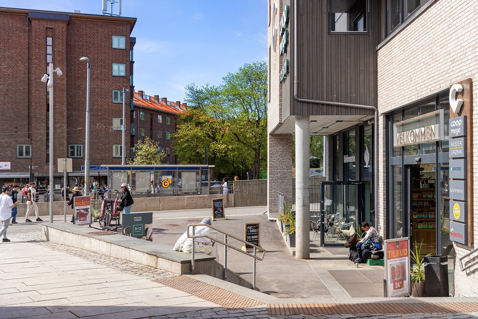 Carl Berner Torg ligger like ved, med mange nye leiligheter samt en rekke butikker og servicetilbud som blant annet Coop Mega, apotek, thairestaurant og Kaffebrenneriet Galleribilde