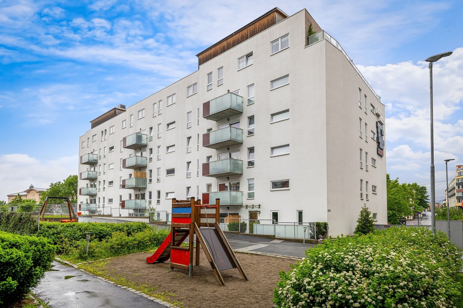 Felles bakgård med lekeapparater Galleribilde