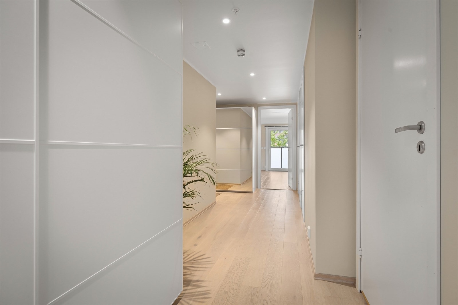 Gang med downlights i himling Galleribilde