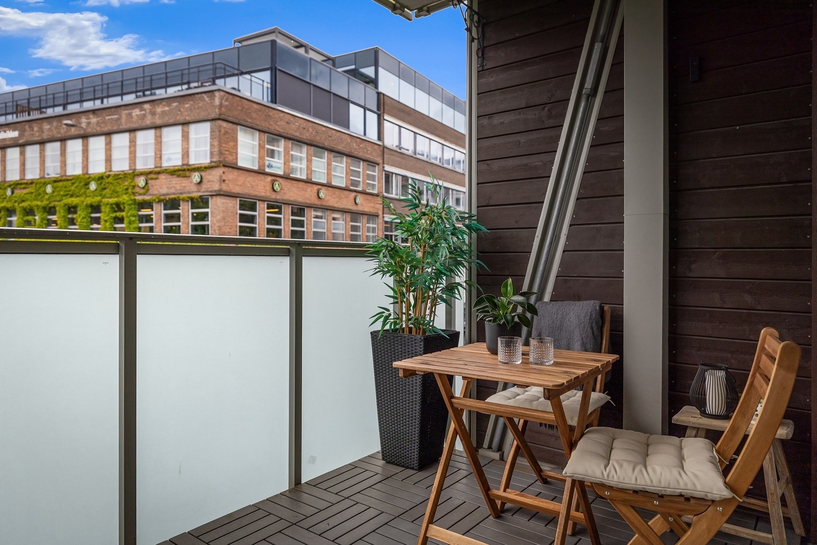 Det er plass til sittegruppe og grill (ikke tillatt med kullgrill) Galleribilde