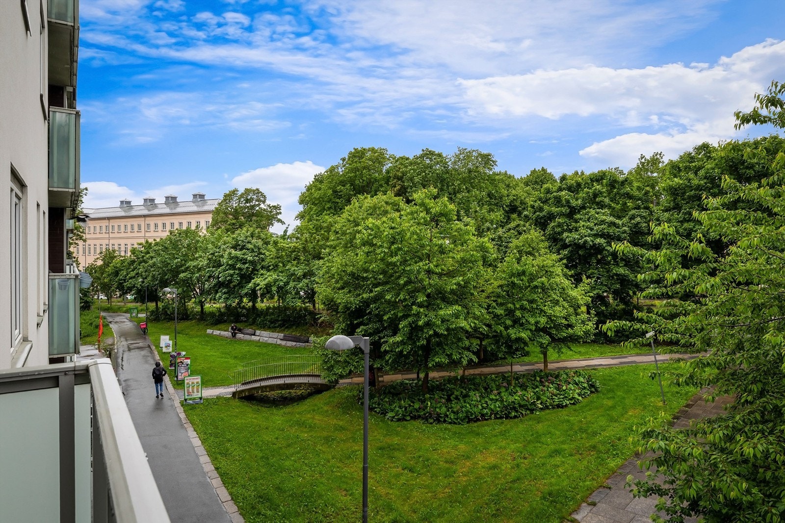 Utsyn til hyggelig grøntareal utenfor leiligheten Galleribilde
