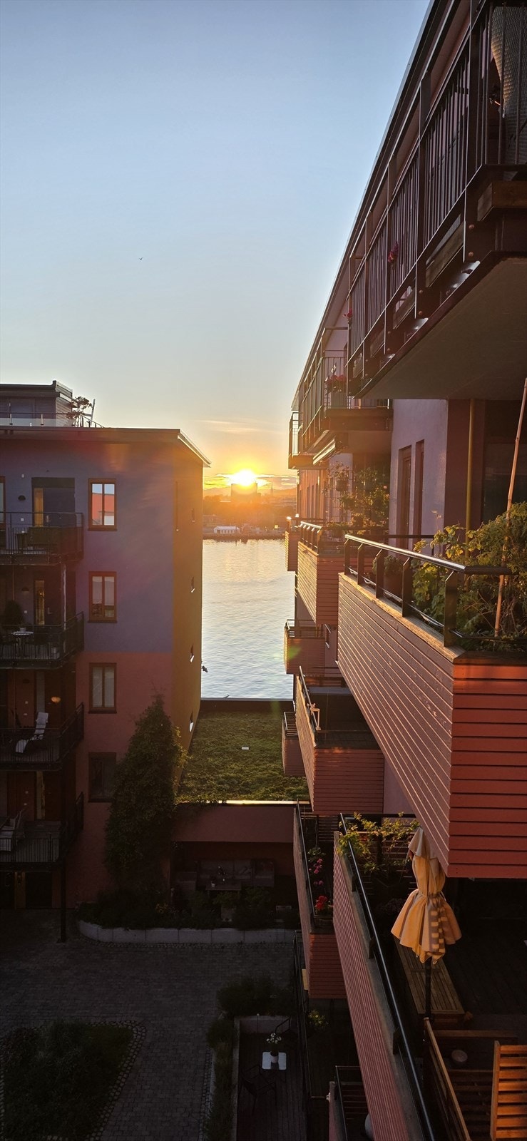 På sommeren ser du rådhuset med solnedgang rett over. Galleribilde