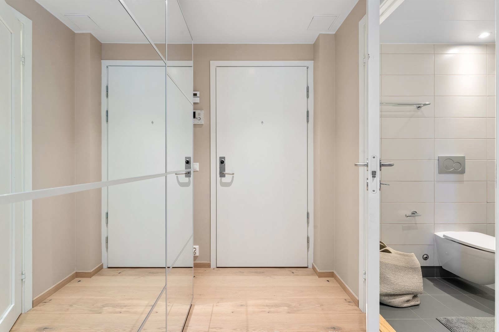Velkommen inn! Det er god plass til oppbevaring av sko og yttertøy i en stor skyvedørsgarderobe langs den ene veggen. Galleribilde