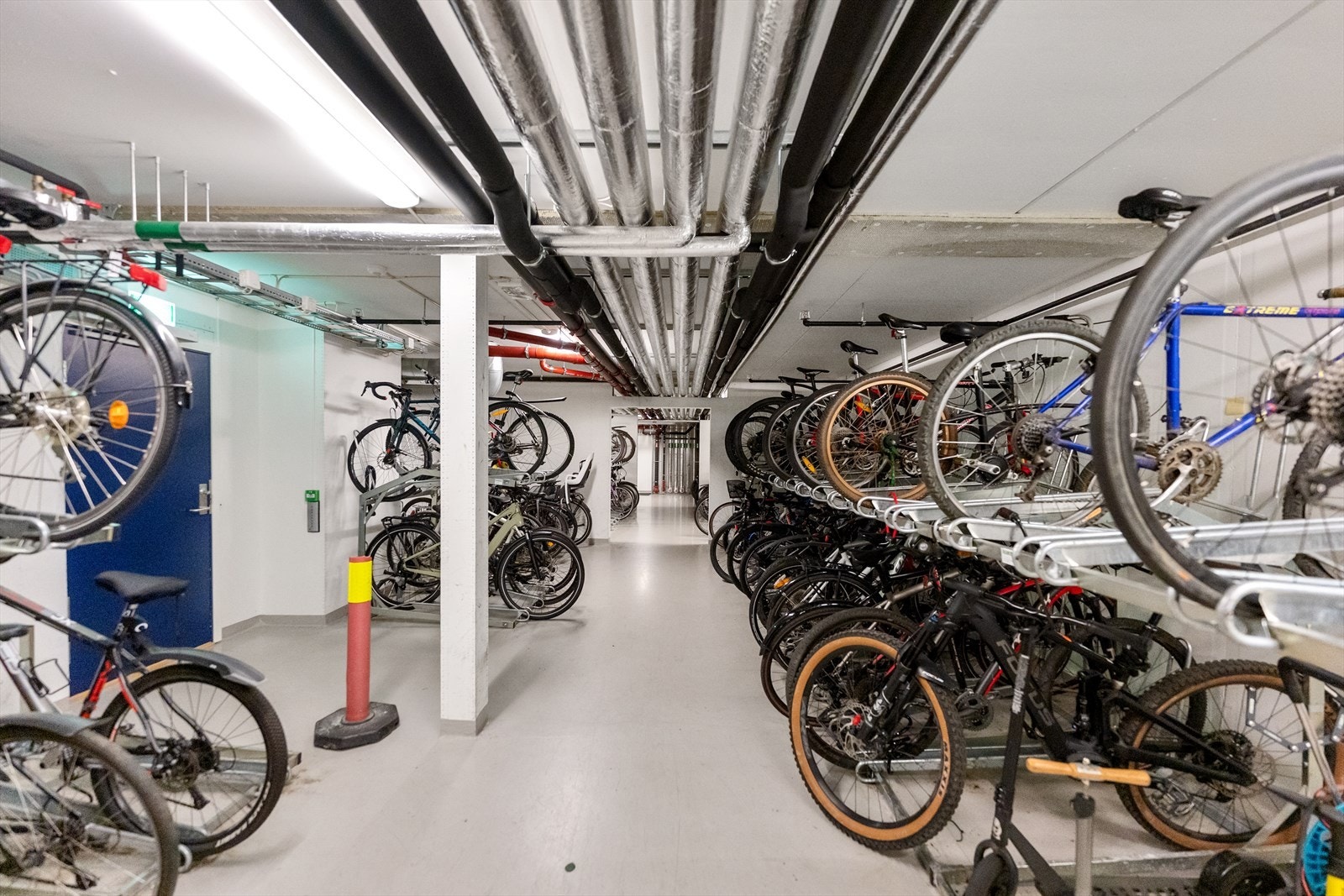 Det er stor sykkelbod i bygget. Galleribilde