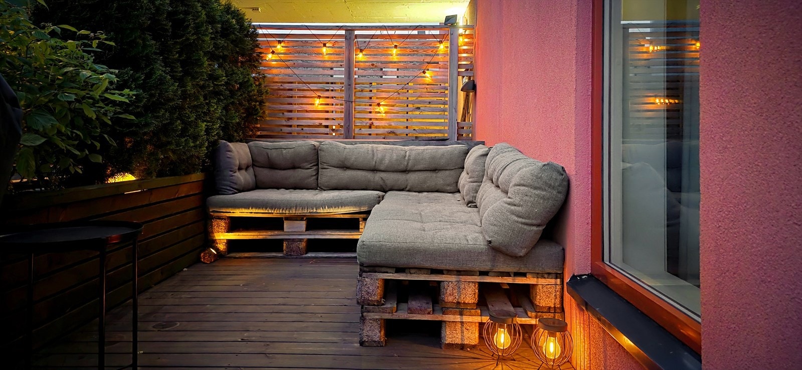 Her er det rikelig med plass til flere sittegrupper, grill og beplantning. Galleribilde