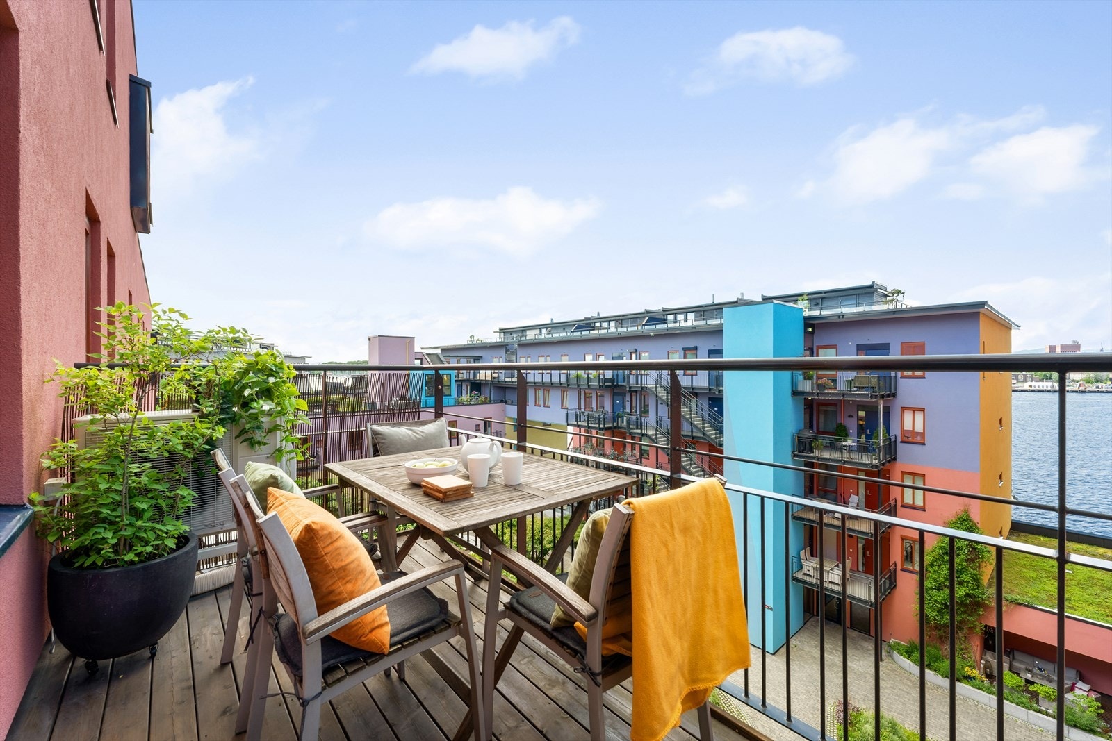 Fra stuen er det utgang til boligens to uteplasser. Galleribilde