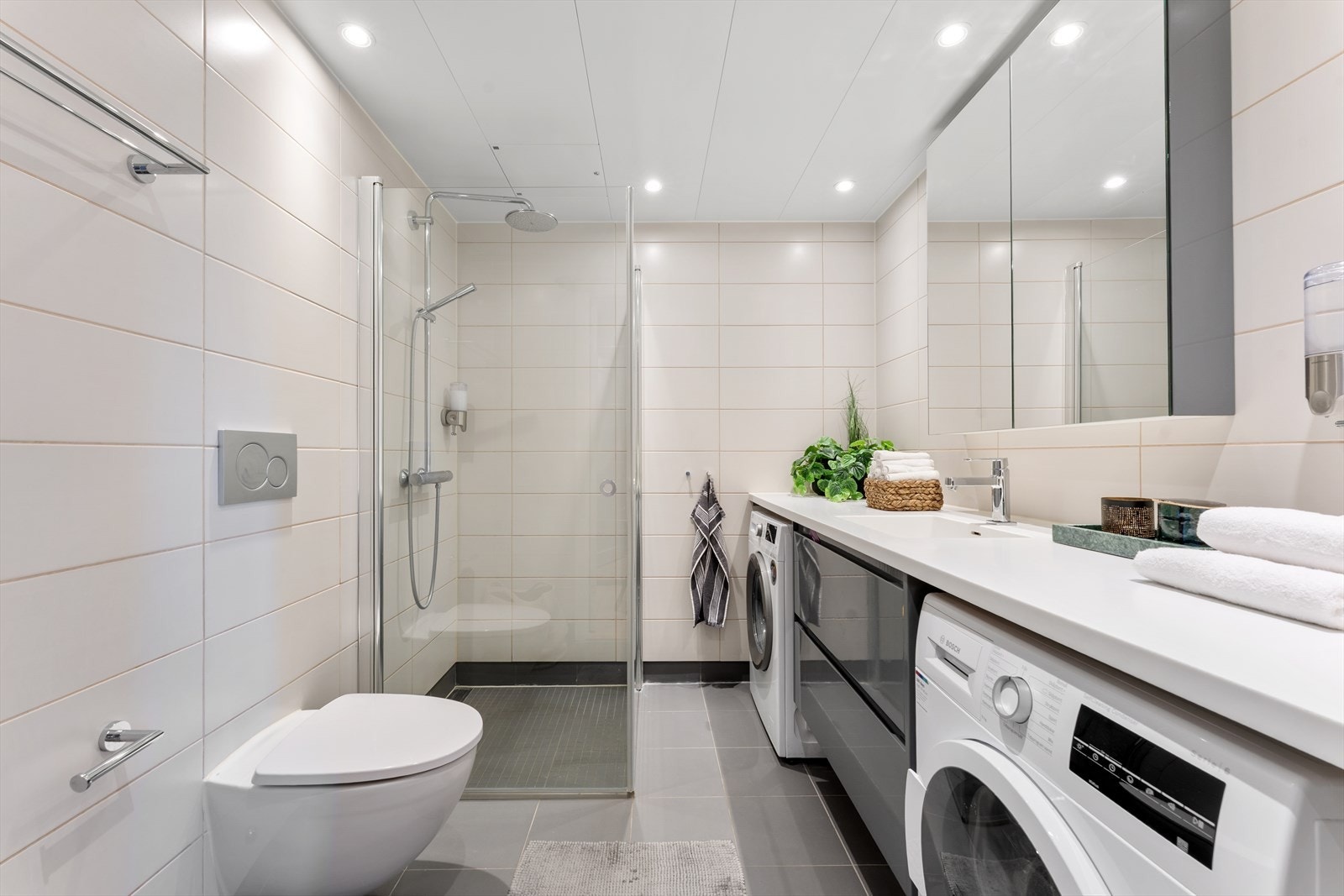 Romslig og moderne bad fra 2016. Badet har flislagte overflater med 30x30 fliser på gulvet og 20x50 fliser på veggene, behagelig gulvvarme og downlights i himling. Galleribilde