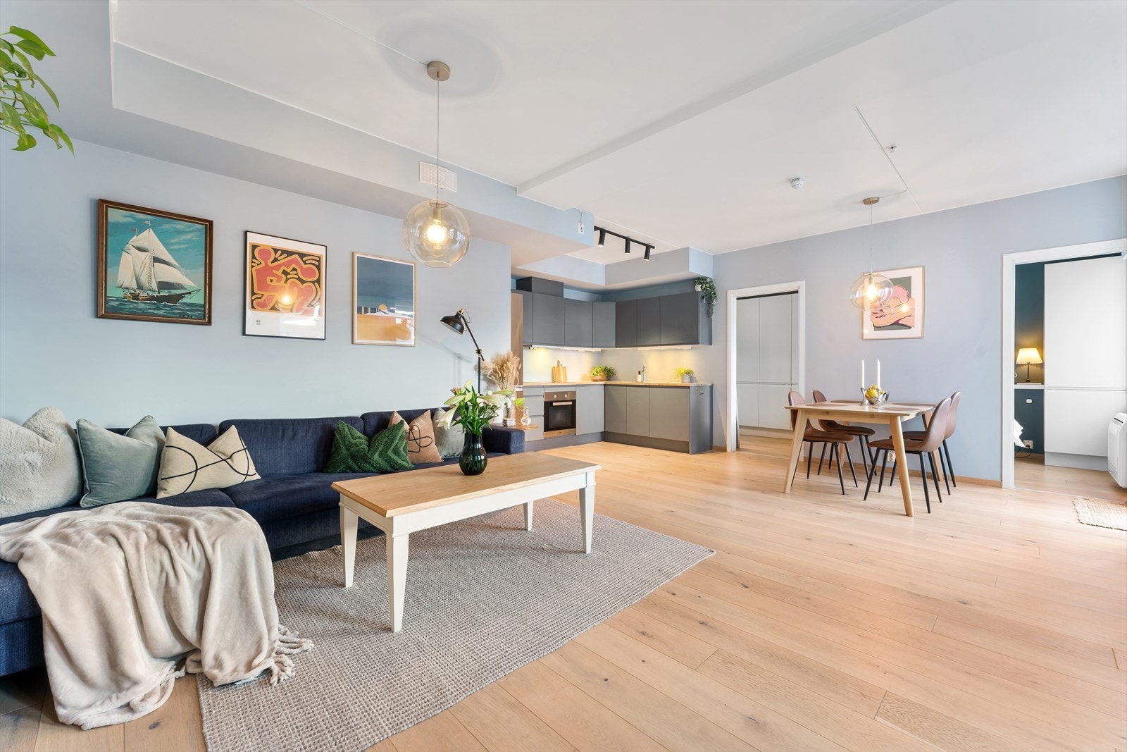 Stuen har god plass til stor sofagruppe, sofabord og TV-/underholdningssone. Galleribilde