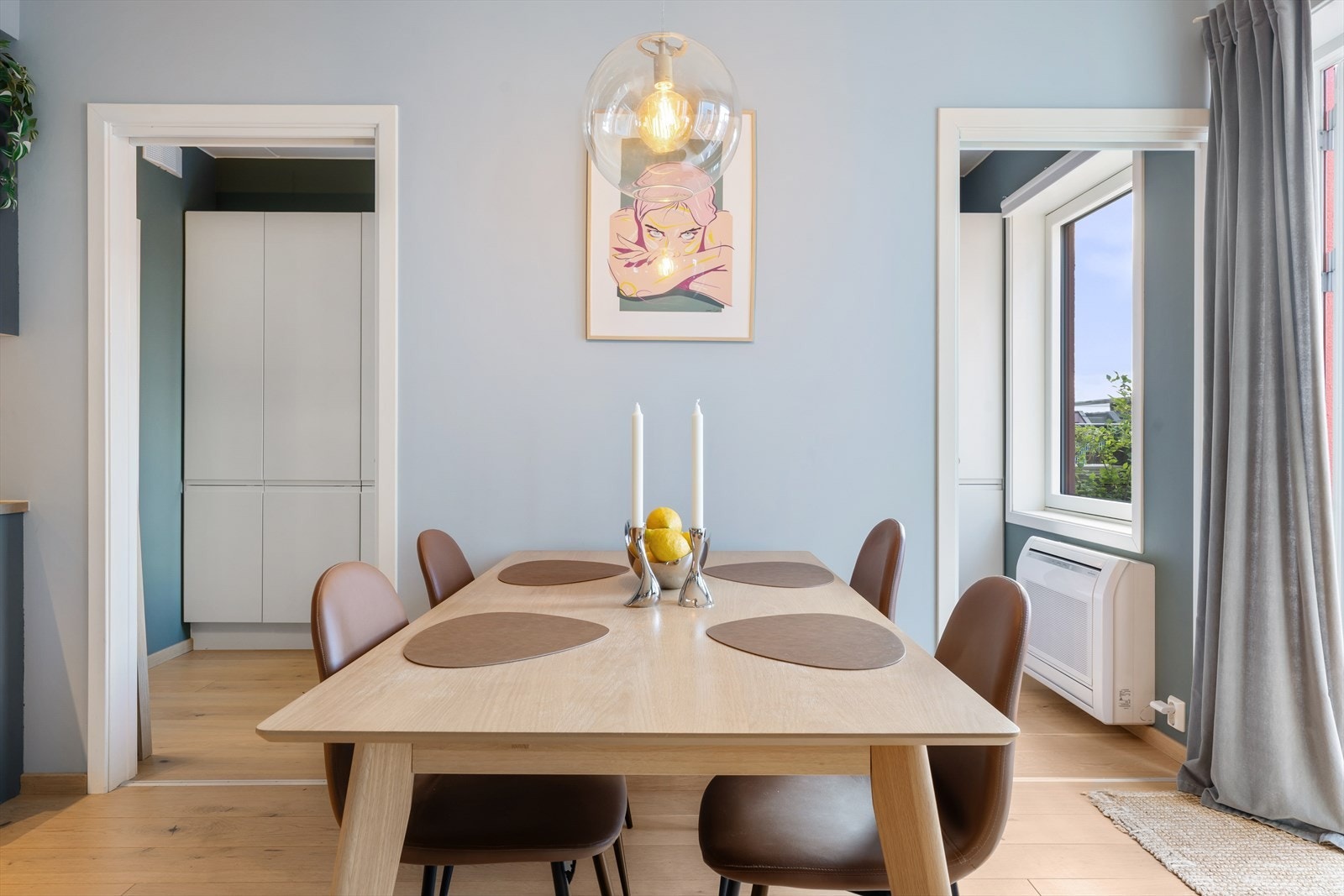 Det er naturlig plass til spisebord i tilknytning til kjøkkenet. Galleribilde