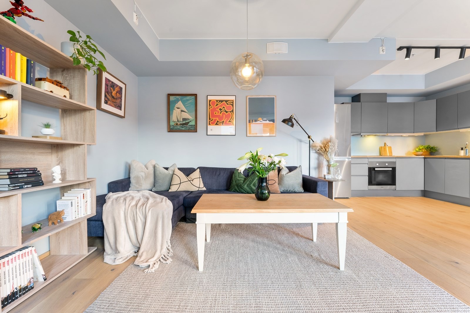 Leiligheten har stilrene overflater med enstavs eikeparkett, og veggene er malt i en lun fargetone. Det er vannbåren gulvvarme. Galleribilde