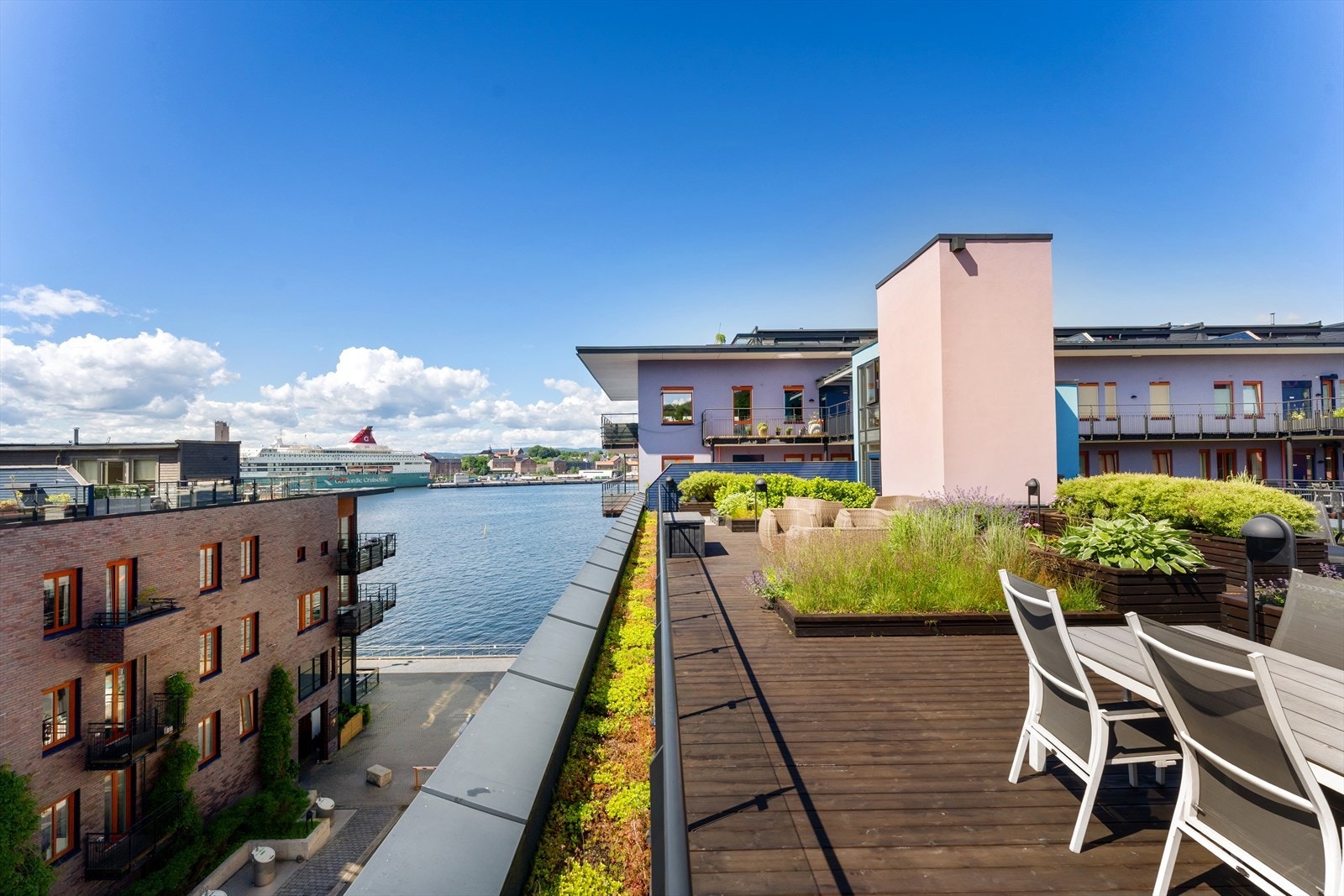 Terrassene har flere sittegrupper og beplantning. Galleribilde