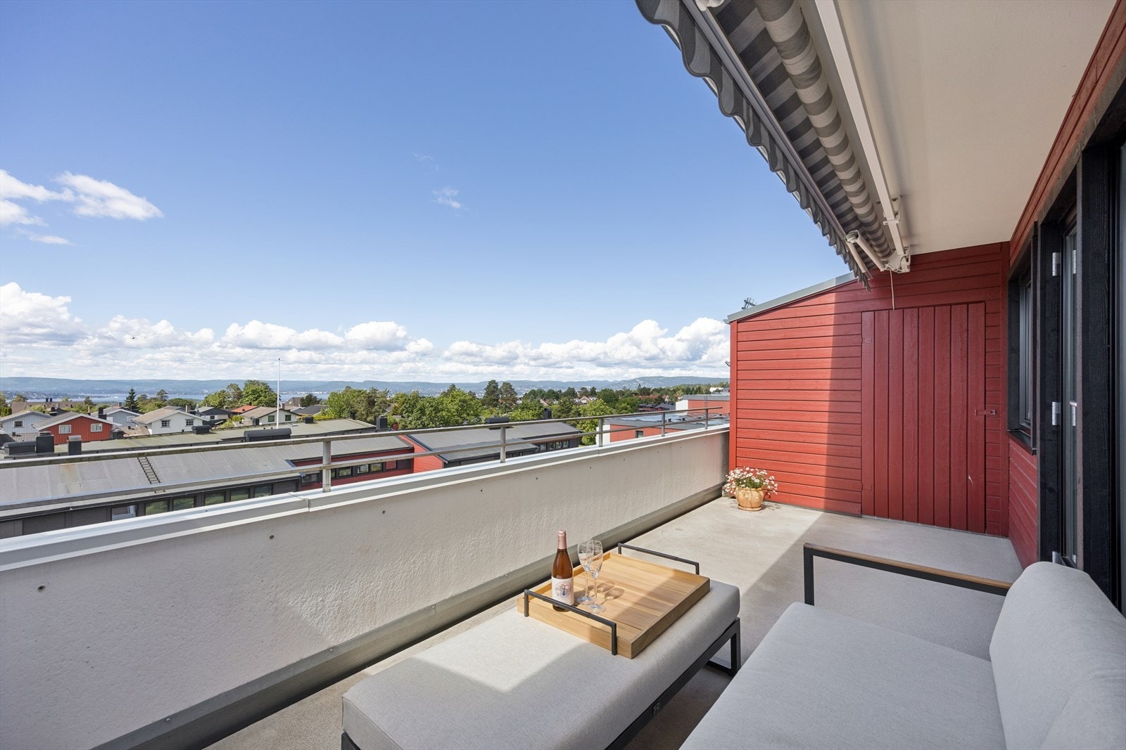 Utgang fra stue til sydvestvendt terrasse på 13 m² med utvendig bod på tot ca 2 m². Galleribilde