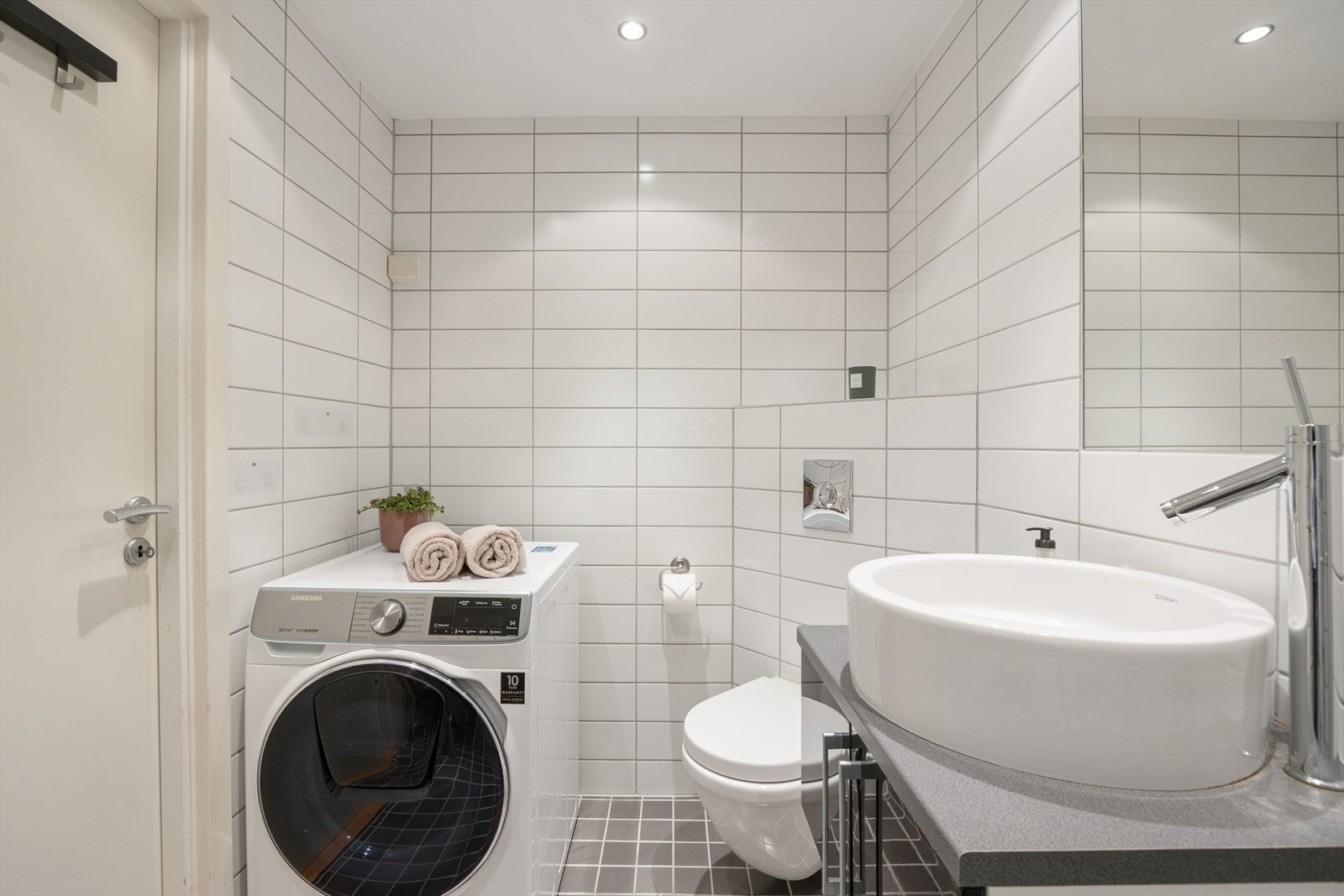 Videre har badet opplegg og plass for vaskemaskin. Galleribilde