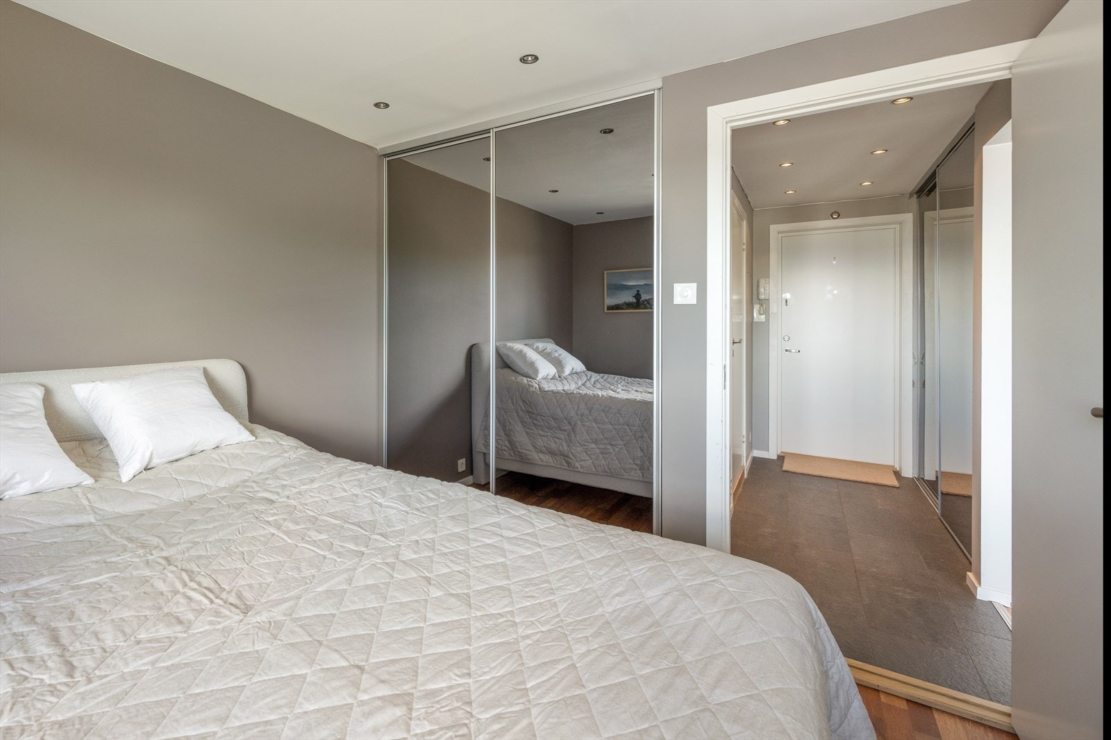 God oppbevaringsplass i stor skyvedørsgarderobe. Galleribilde