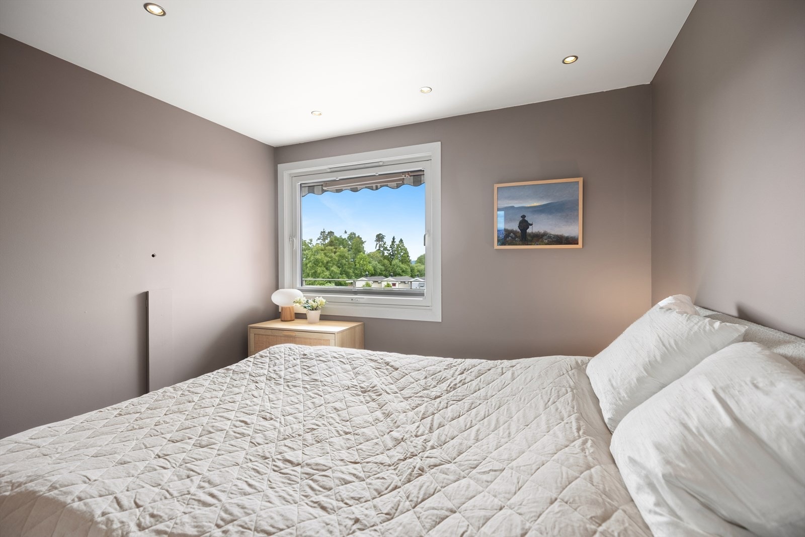 Behagelig downlightsbelysning i himling. Galleribilde