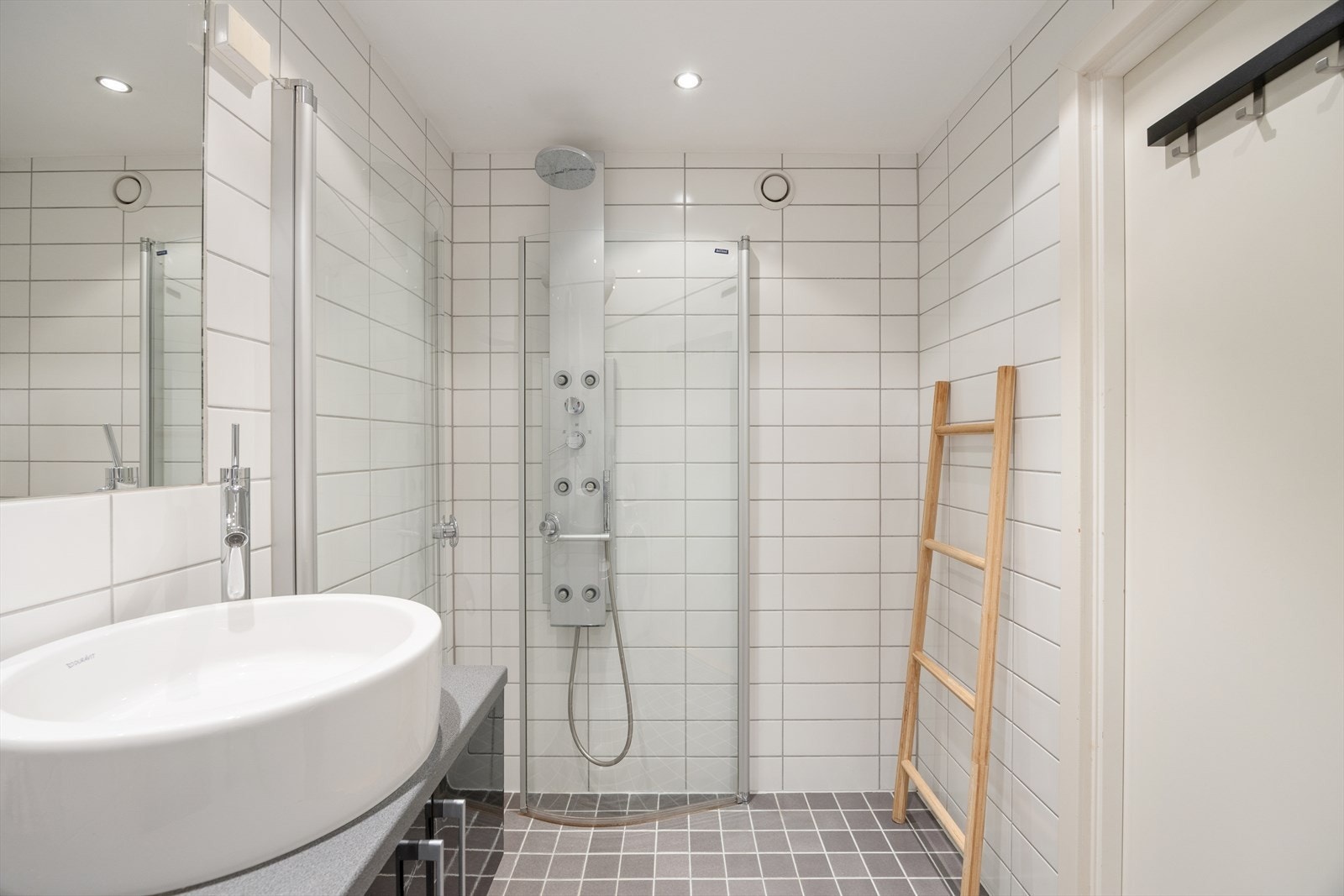 Her er det gjort et delikat og tidløst fargevalg på overflater og inventar, montert downlights i himling og lagt behagelige varmekabler i gulv. Galleribilde