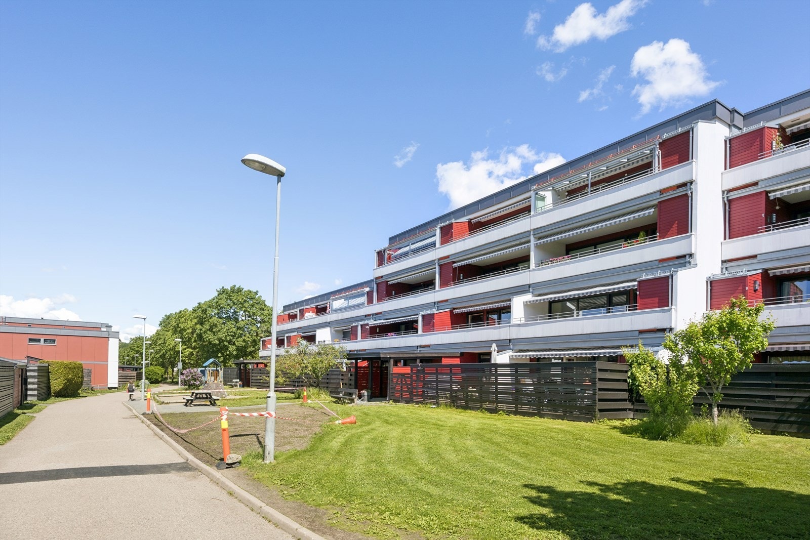 Det er nærhet til butikker og kollektiv samt fantastiske turmuligheter i området. Galleribilde