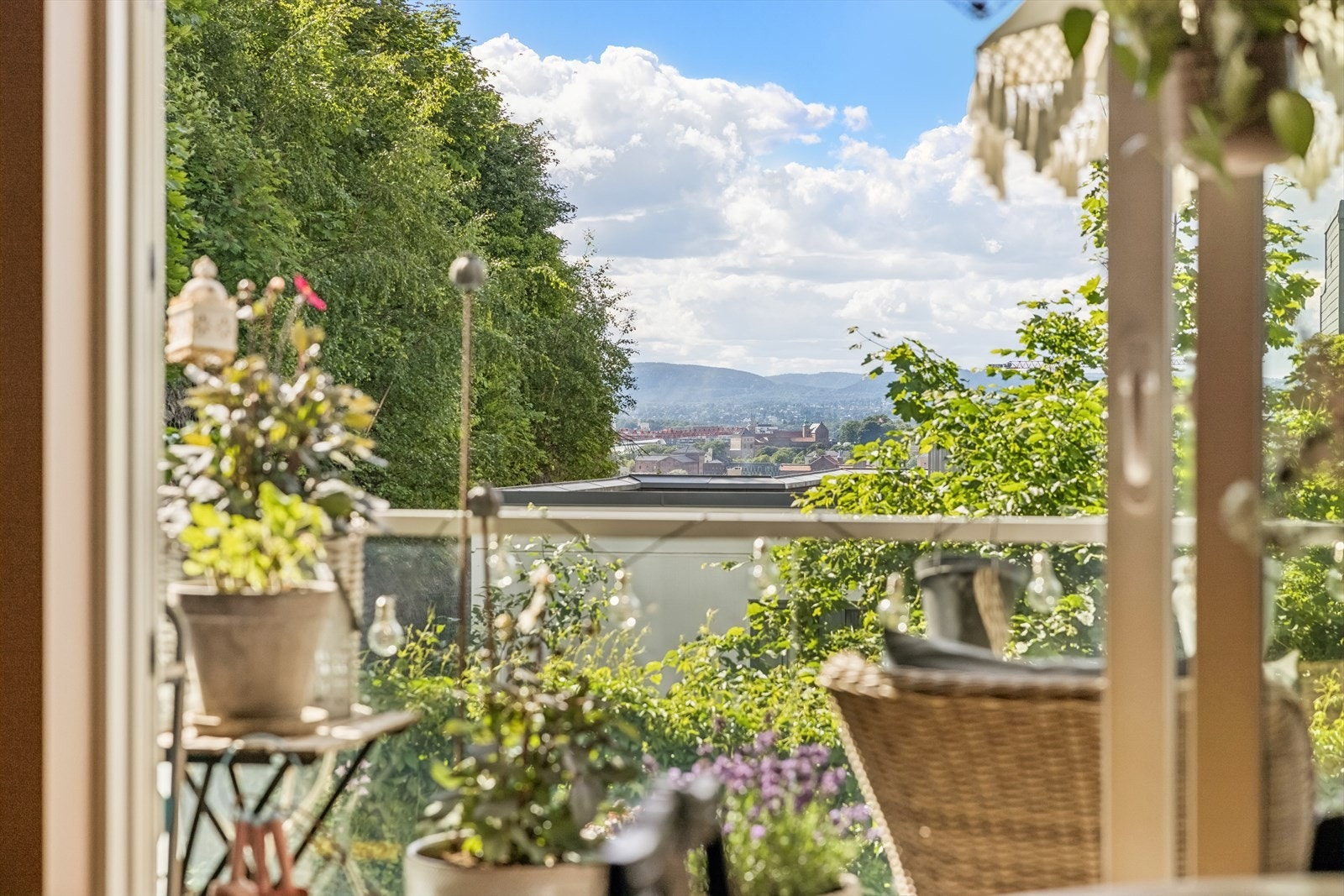 Den praktiske skyvedøren gir enkel adkomst, og balkongen har et hyggelig utsyn mot grønne omgivelser. Galleribilde