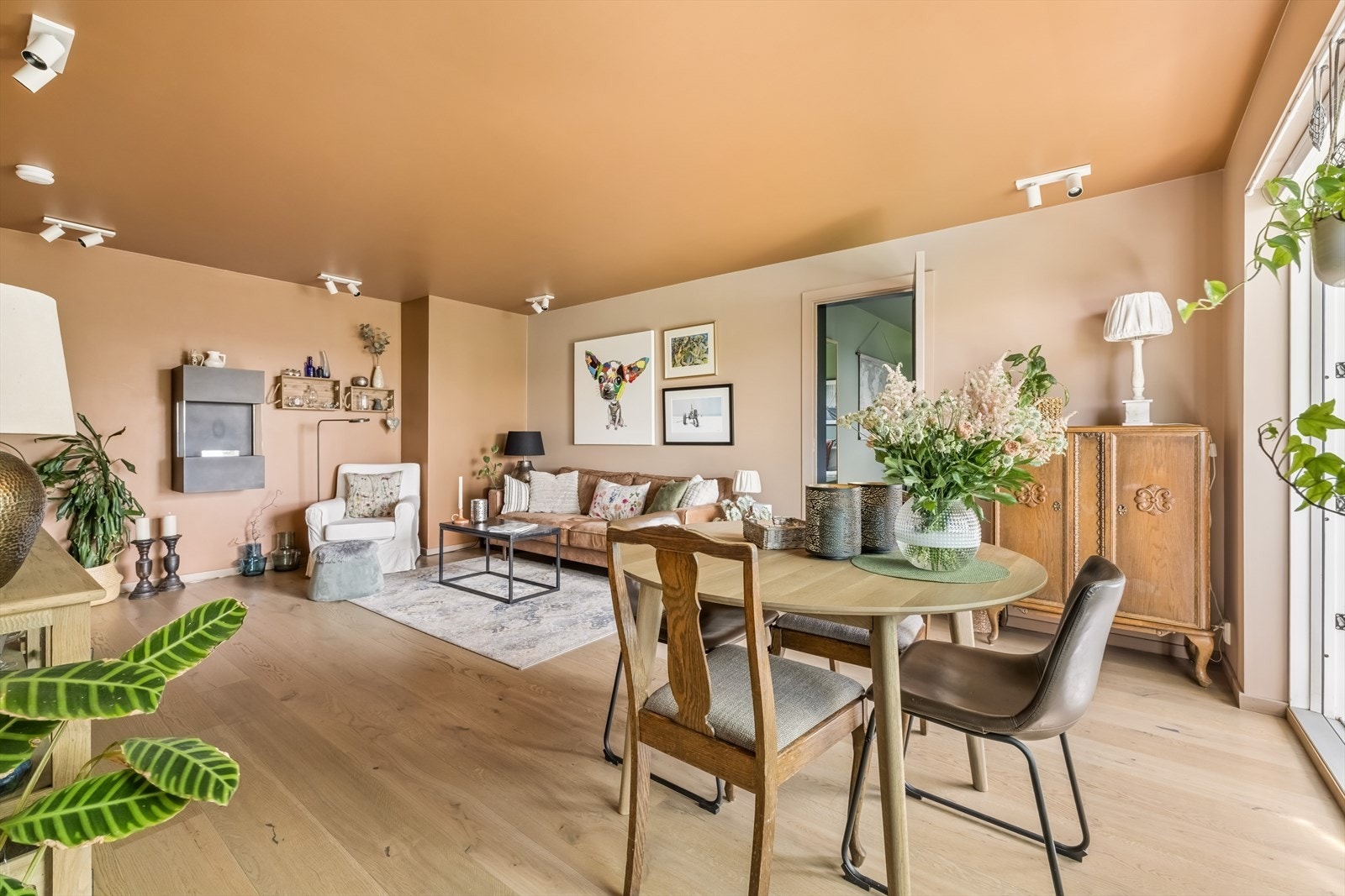 Leiligheten er malt i moderne og harmoniske fargetoner, og gulvene er belagt med flott enstavs eikeparkett som skaper en lun og helhetlig atmosfære. Galleribilde