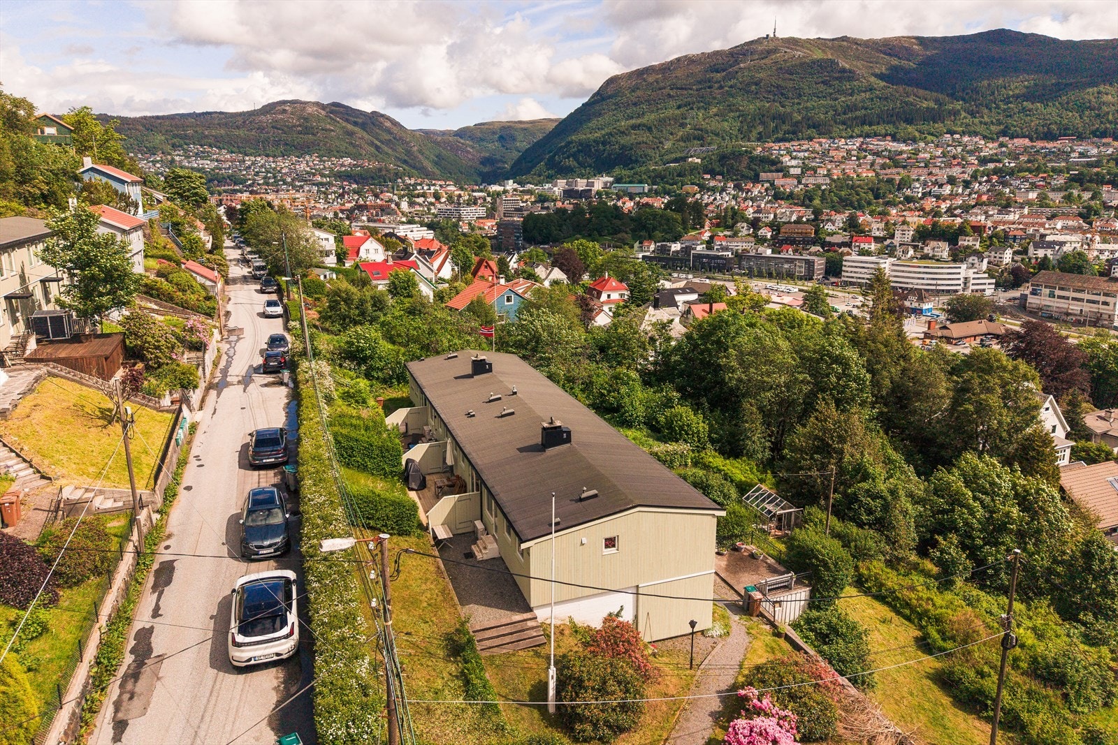 Fra boligen har du nydelig utsikt mot Ulriken og byfjellene, et vakkert og karakteristisk bakteppe som understreker nærheten til naturen. Galleribilde