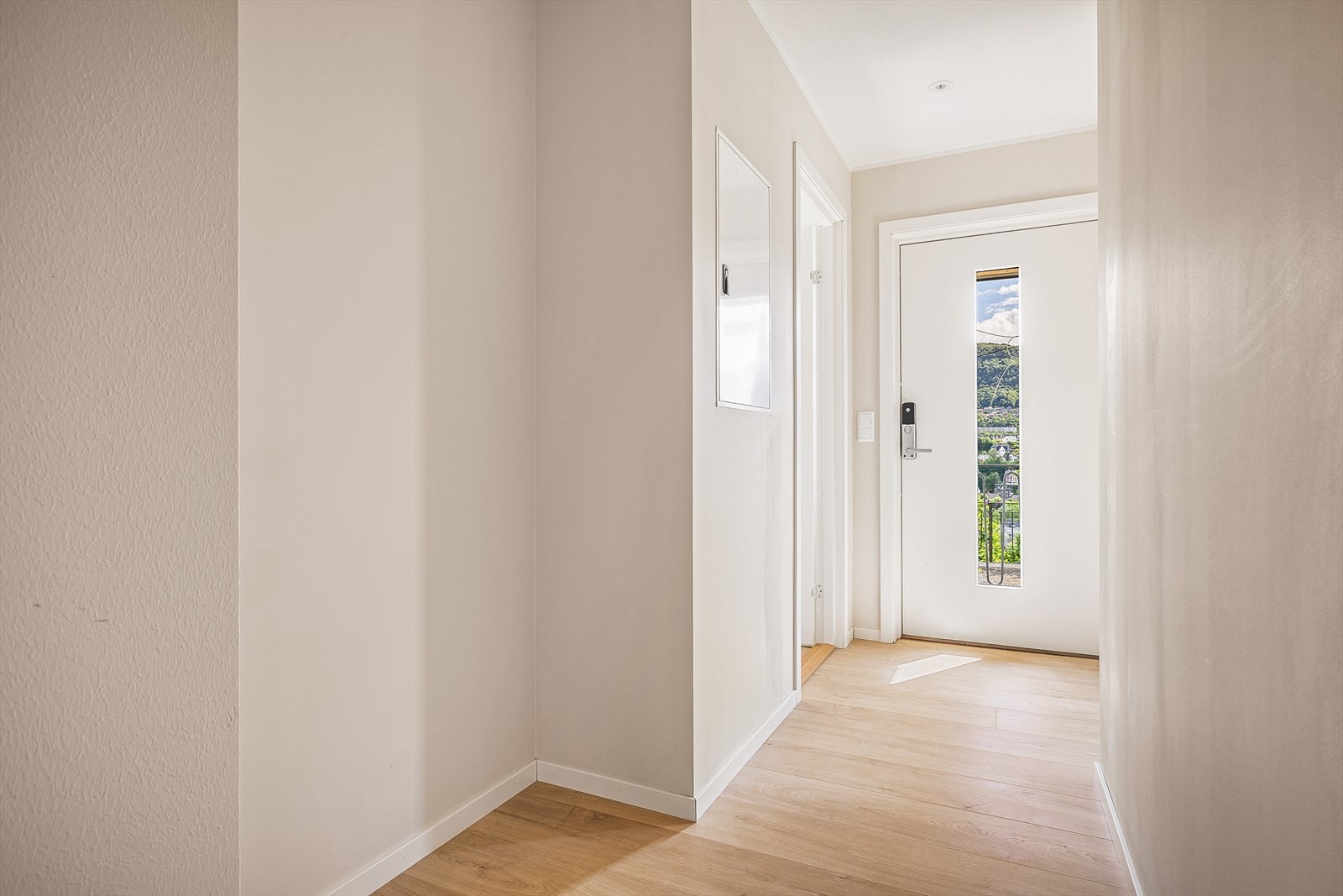 Lys og innbydende entré med plass til å henge fra seg yttertøy og oppbevare sko. Velkommen til visning! Galleribilde
