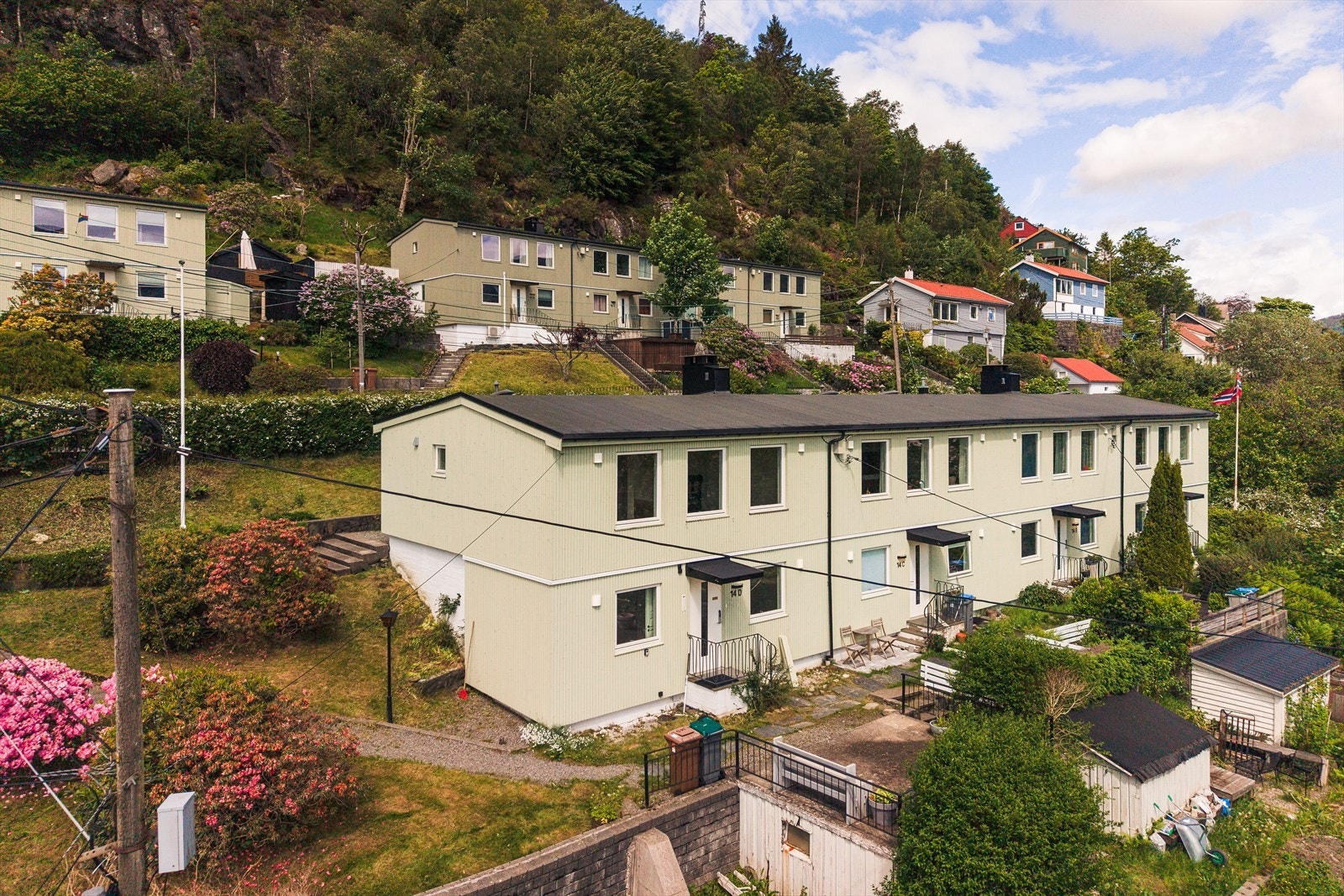 Boligen er oppgradert med etterisolerte yttervegger, ny vindsperrer, lekter og ytterkledning i 2021/2022 i regi av aksjelaget. Galleribilde