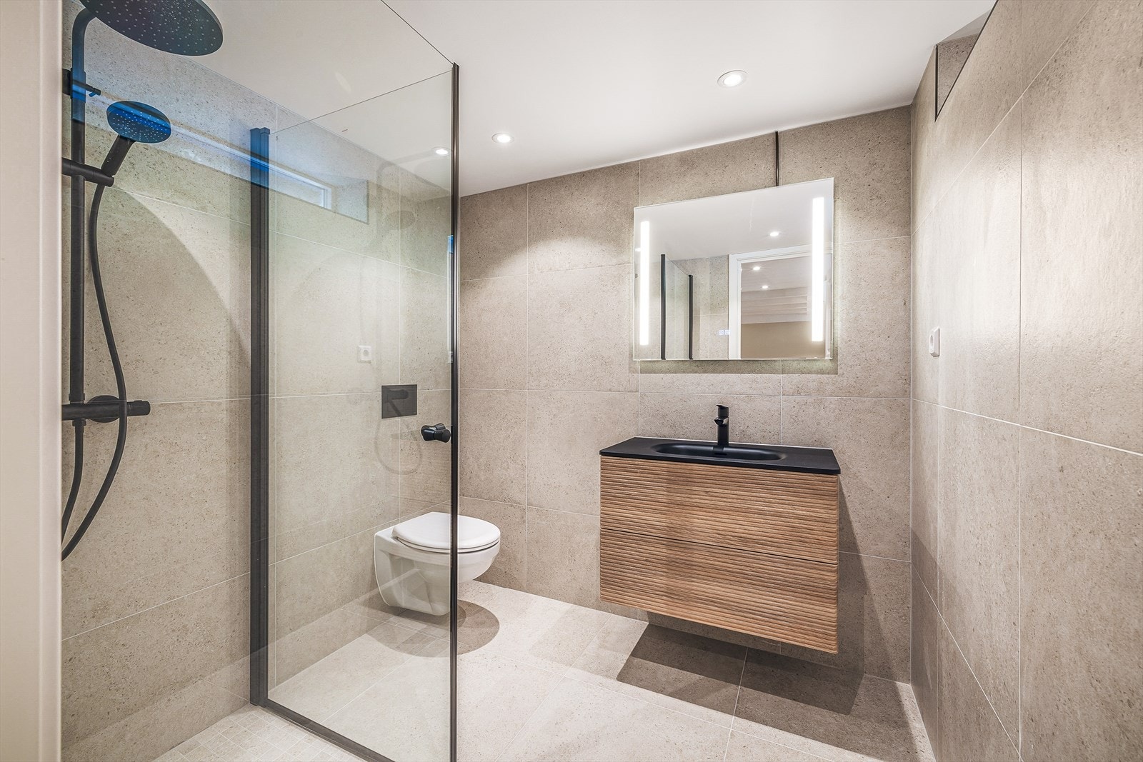 Delikat bad som ble totalrenovert i 2026 med eksklusive fliser og moderne innredning. Badet er ubrukt og det kommer med dokumentasjon. Galleribilde