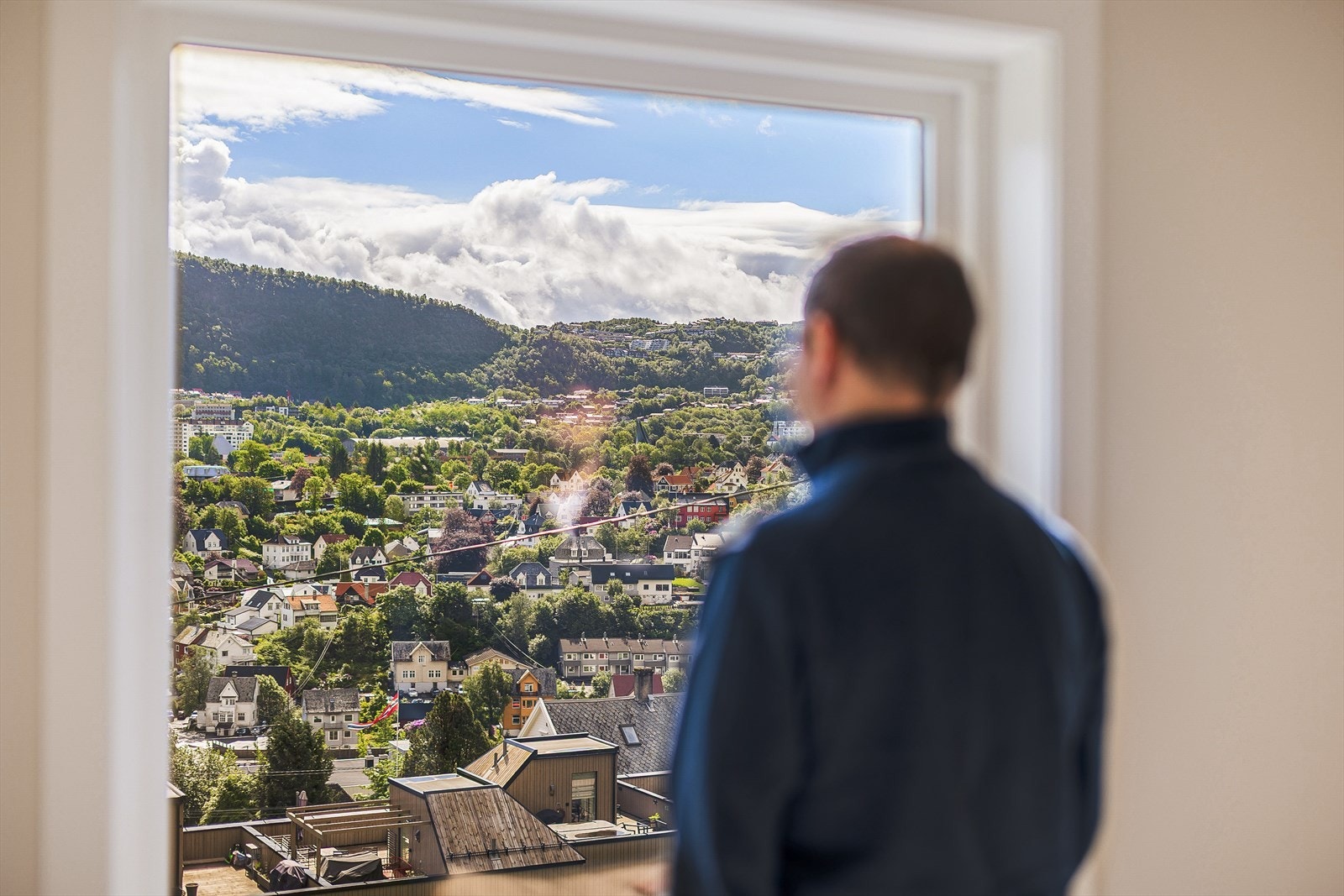 W Eiendomsmegling Bergen Sentrum ved Christina Erstad og har gleden av å presentere dette lekre enderekkehuset i Øvre Fredlundsveien 14D! Galleribilde