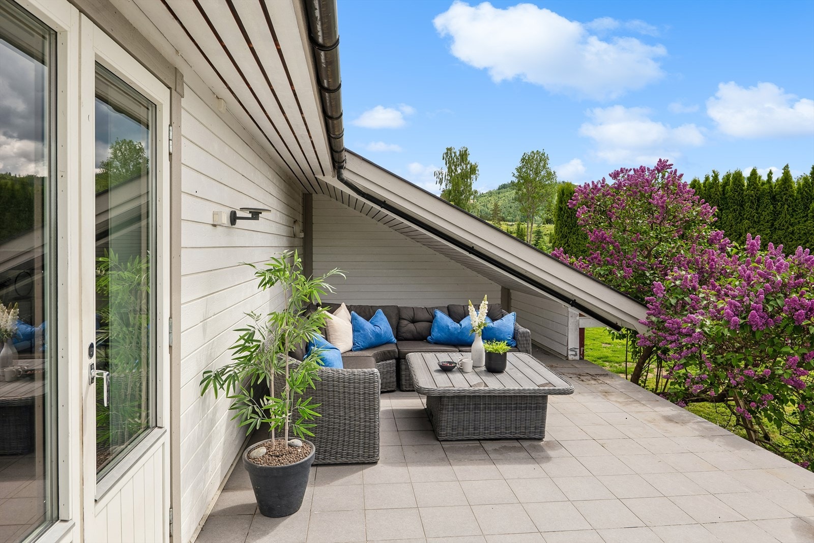 Terrassen har god plass til både sittegruppe og grill. Galleribilde