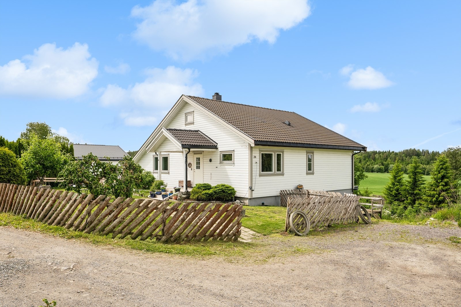 Gode parkeringsmuligheter på egen, gruslagt gårdsplass. Eiendommen har privat vann og kloakk. Galleribilde