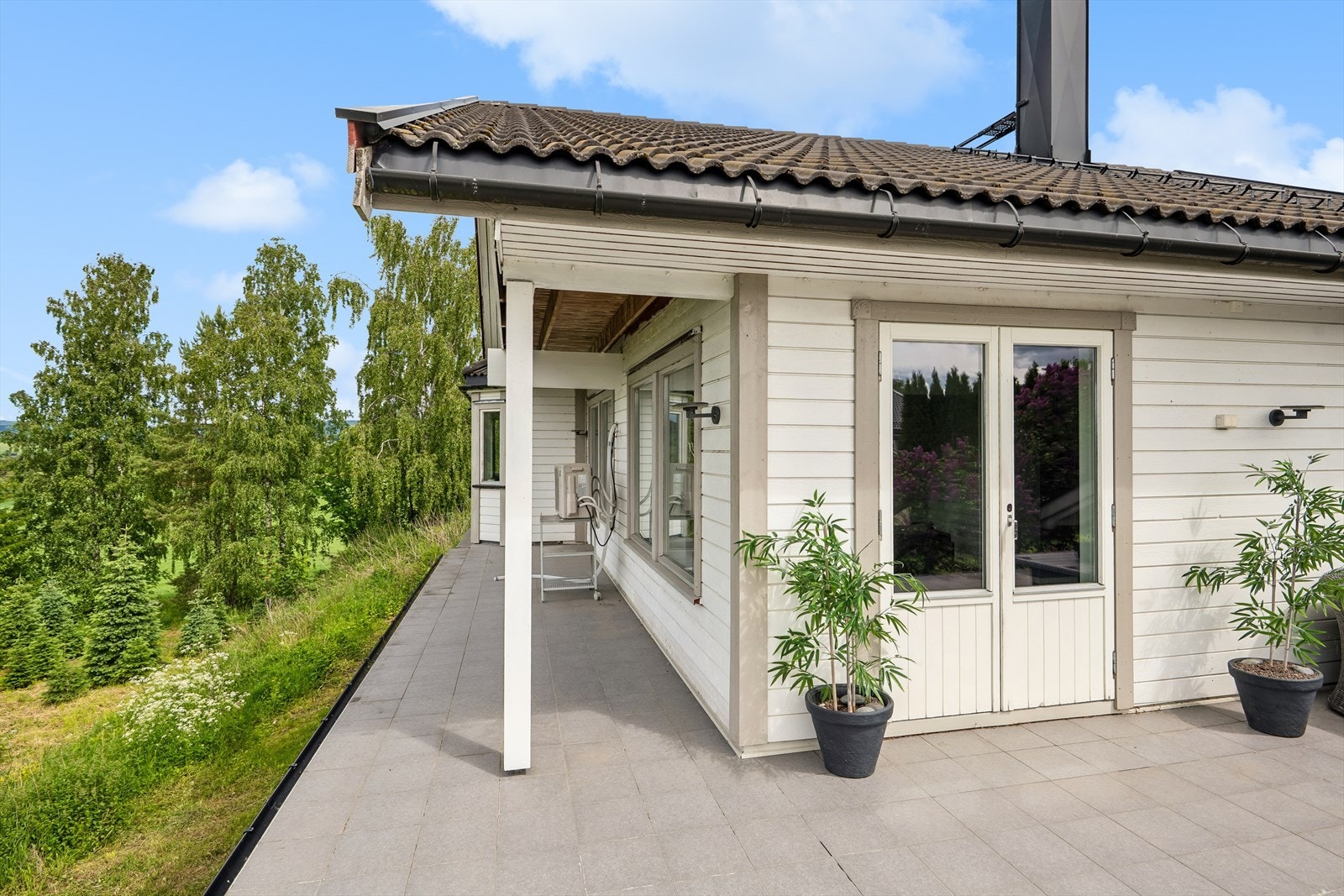 En del av terrassen er overbygd, noe som gir ly for vær og vind. Her bør det settes opp gjerde, da det er et godt stykke ned til bakkenivået. Galleribilde