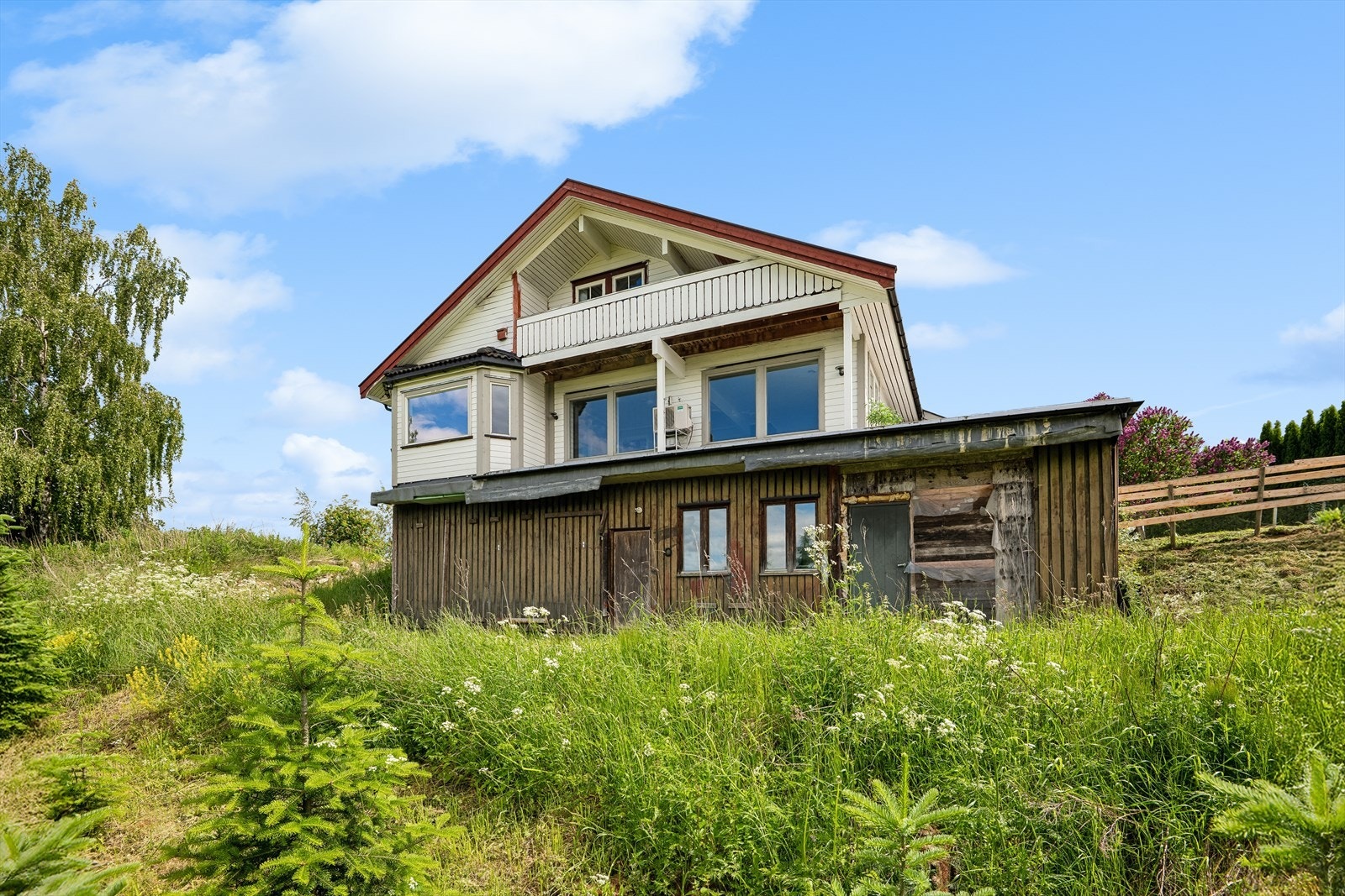 Huset er bygd på den gamle driftsbygningen. Det gjenstår arbeider og driftsbygningen trenger rehabilitering på utsiden. Innsiden er betongvegger. Som nevnt må man påregne oppussing i enkelte faggrupper. Galleribilde