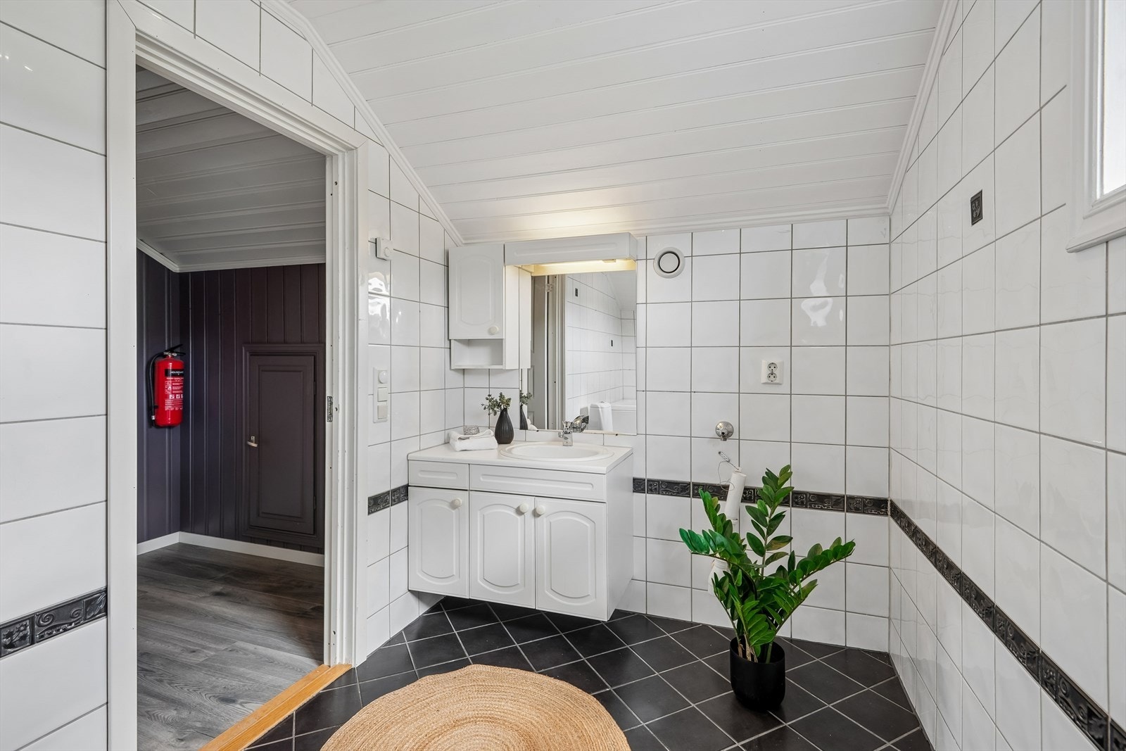 Badet på loftet er utstyrt med servant og toalett. Dette badet er også fra byggeåret - 2001. Galleribilde