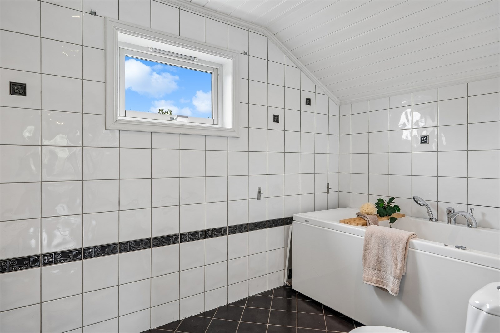 Det er badekar her inne, noe spesielt de små i familien vil sette stor pris på. I tillegg har man opplegg for vaskemaskin på dette badet. Galleribilde