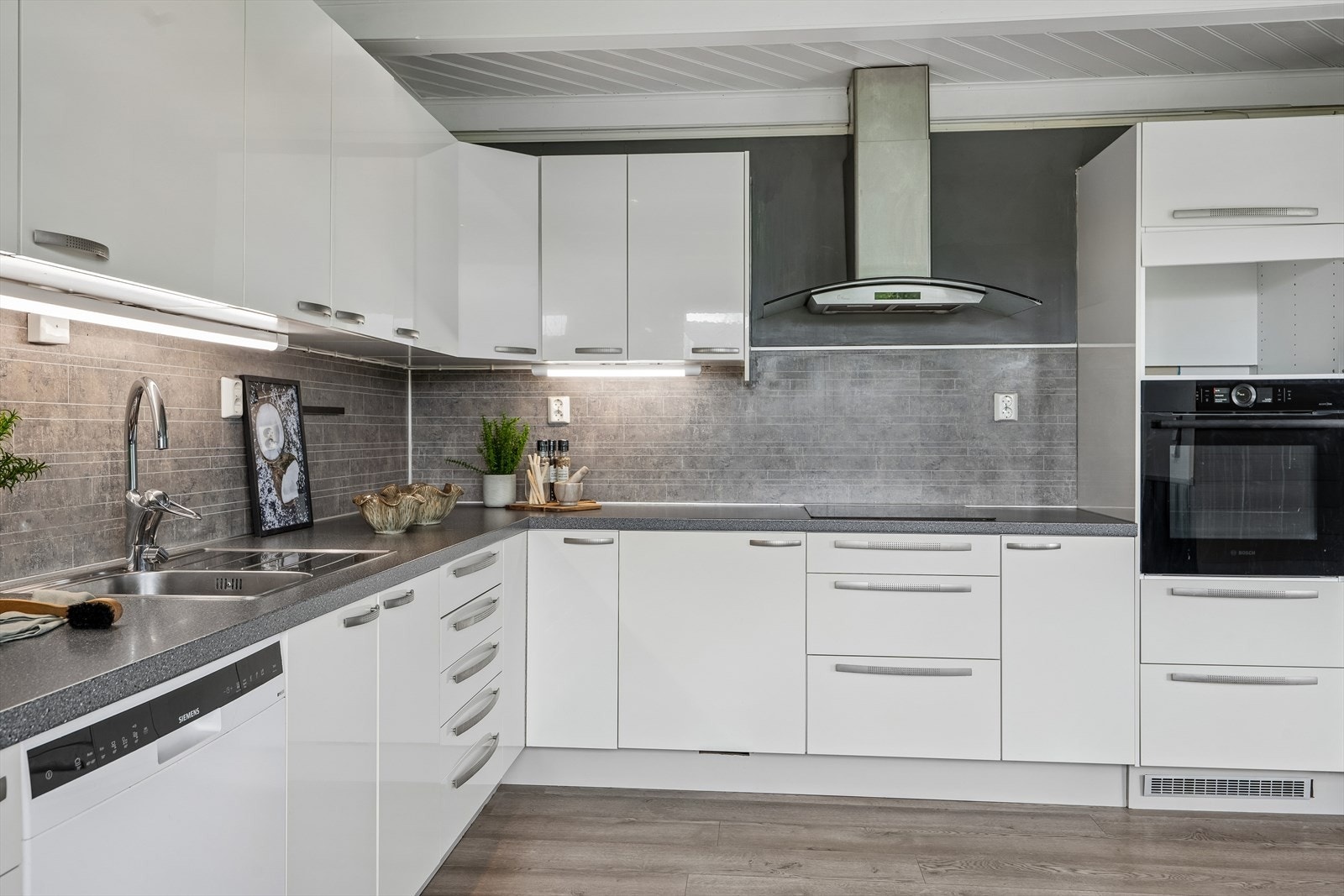 Kjøkkenet er utstyrt med platetopp, ventilator, kjøleskap og oppvaskmaskin. Galleribilde