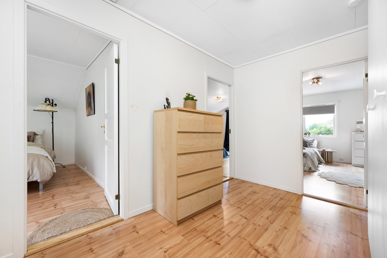 Rommet er lyst og trivelig med inngang til alle etasjens rom. Galleribilde